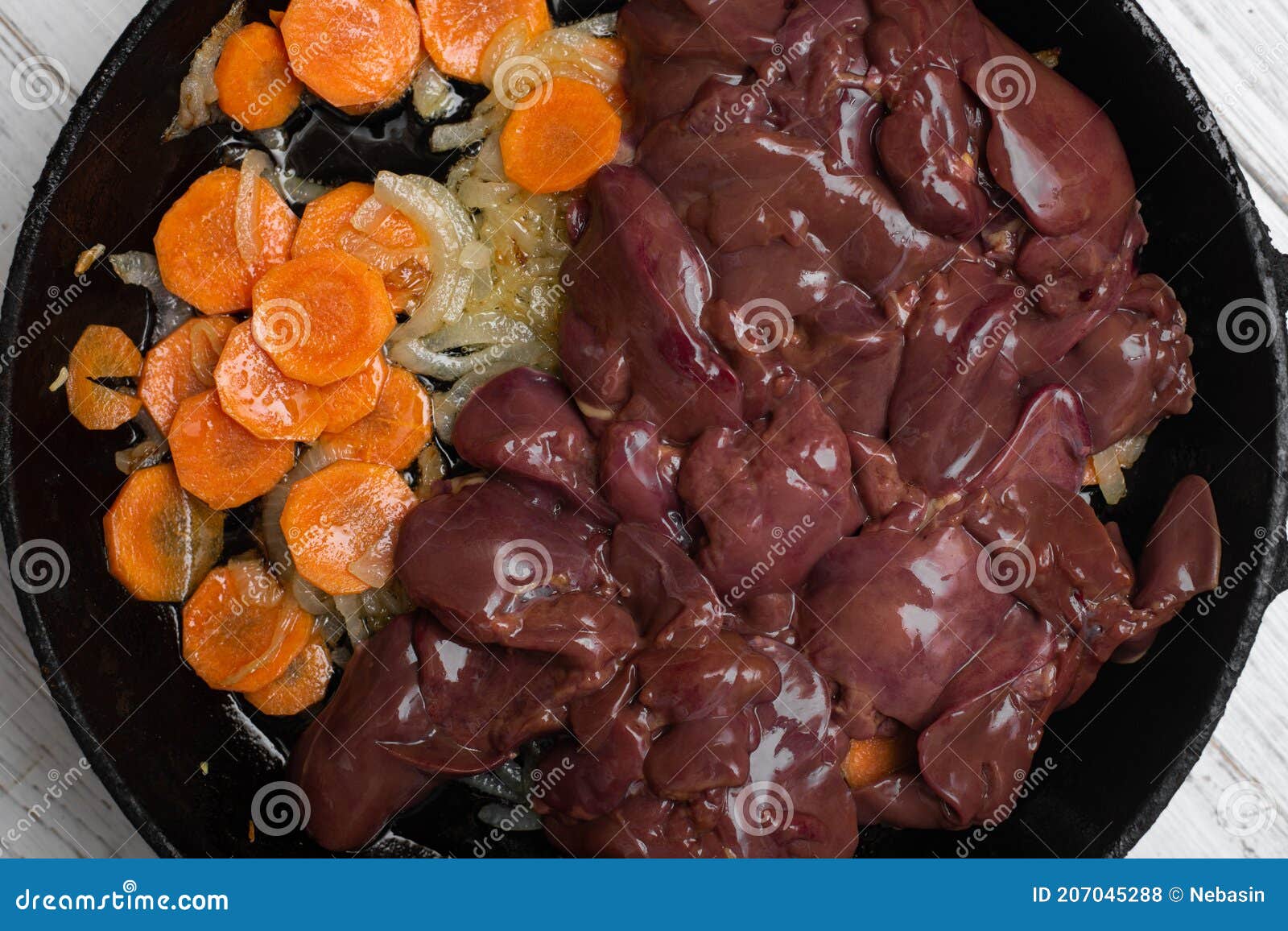 Cebola De Cenoura De Fígado De Frango Numa Panela. Preparação Do