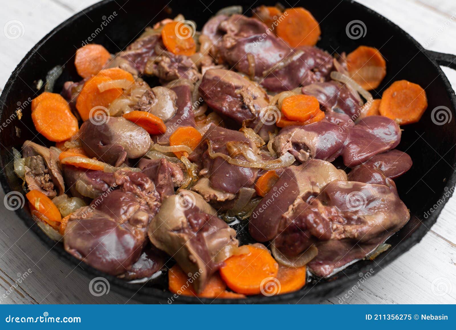 Cebola De Cenoura De Fígado De Frango Numa Panela. Preparação Do