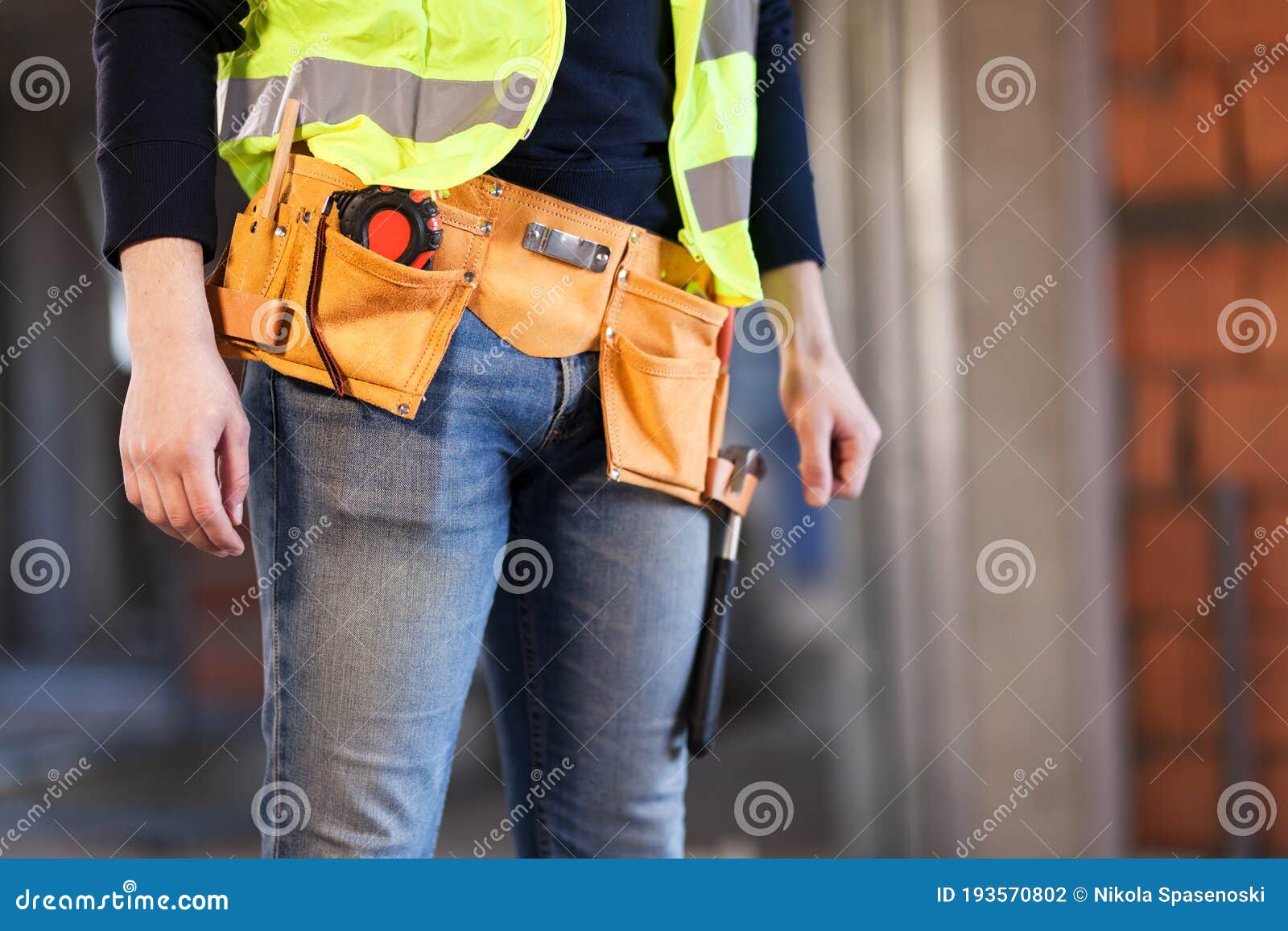 Travailleur Avec La Ceinture D'outil Dans Le Chantier De