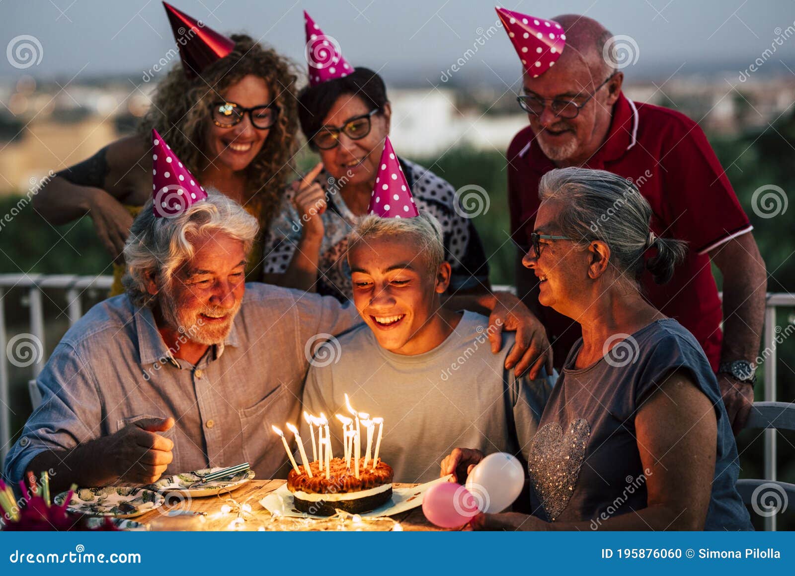 Modelos lindos de bolo de 18 anos e como fazer um para celebrar a data -  Tua Casa