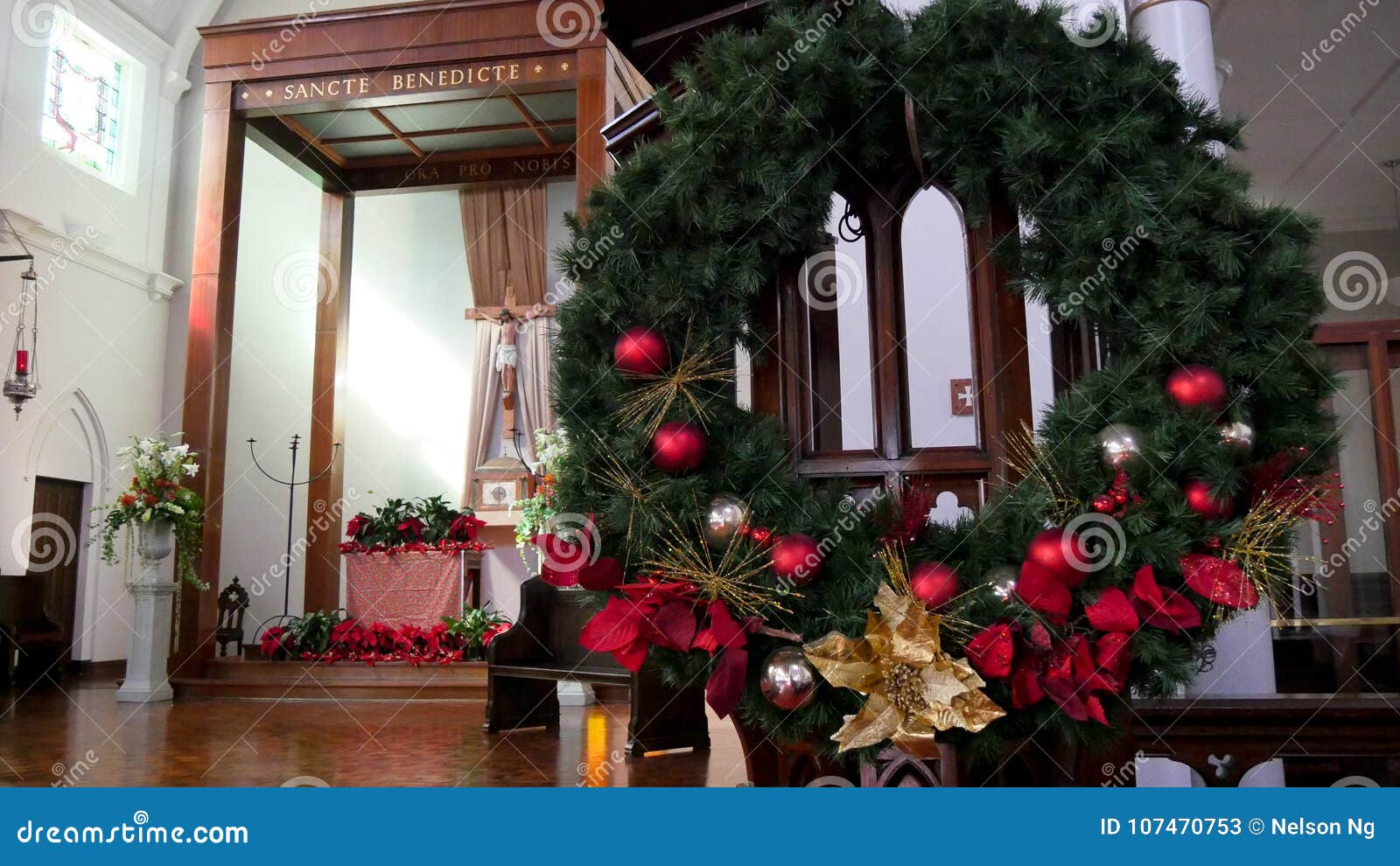 Celebração E Decoração Do Natal Em Uma Igreja Imagem de Stock - Imagem de  morte, enterro: 107470753