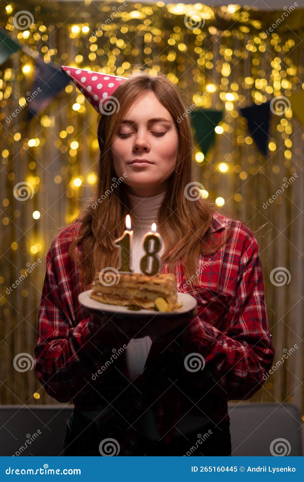 Celebración De Cumpleaños. Feliz Chica De 18 Años En El Cono De Fiesta Hace  Un Deseo Y Sopla Velas En El Pastel De Cumpleaños Imagen de archivo -  Imagen de contento, camisa: 265160445