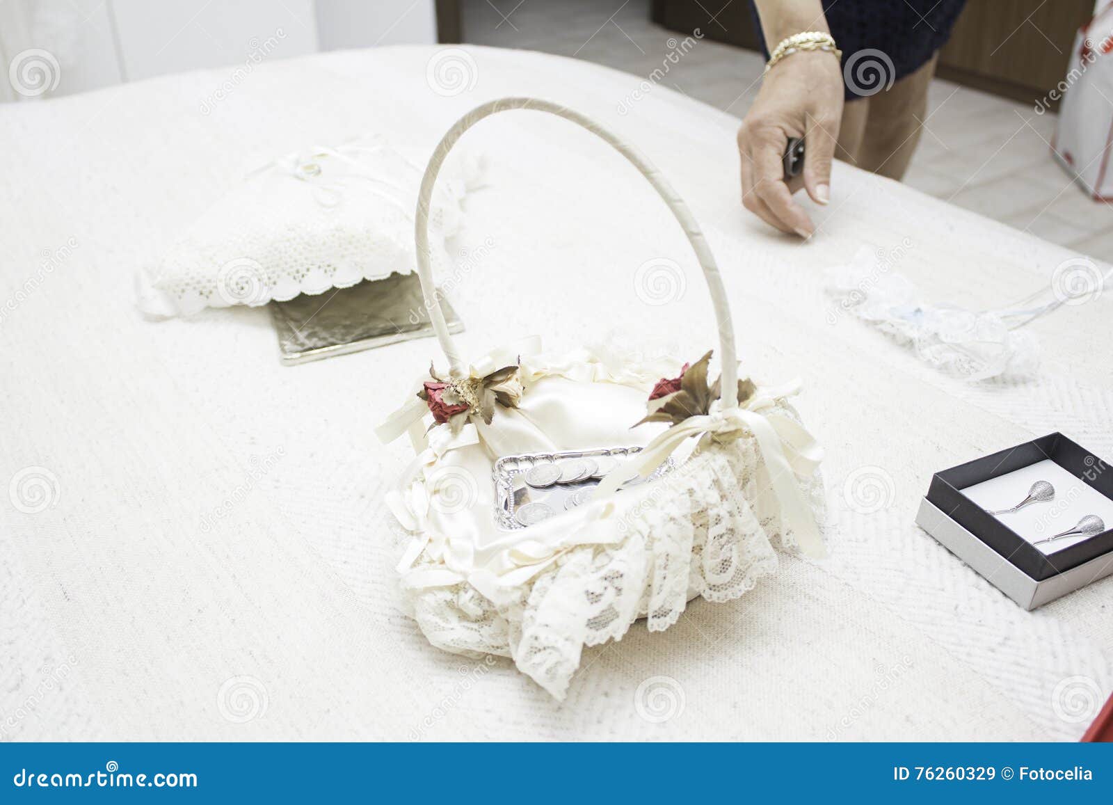 Celebración De La Boda Del Arras Imagen de archivo - Imagen de ayuda,  compras: 76260329, image size:1600x1157