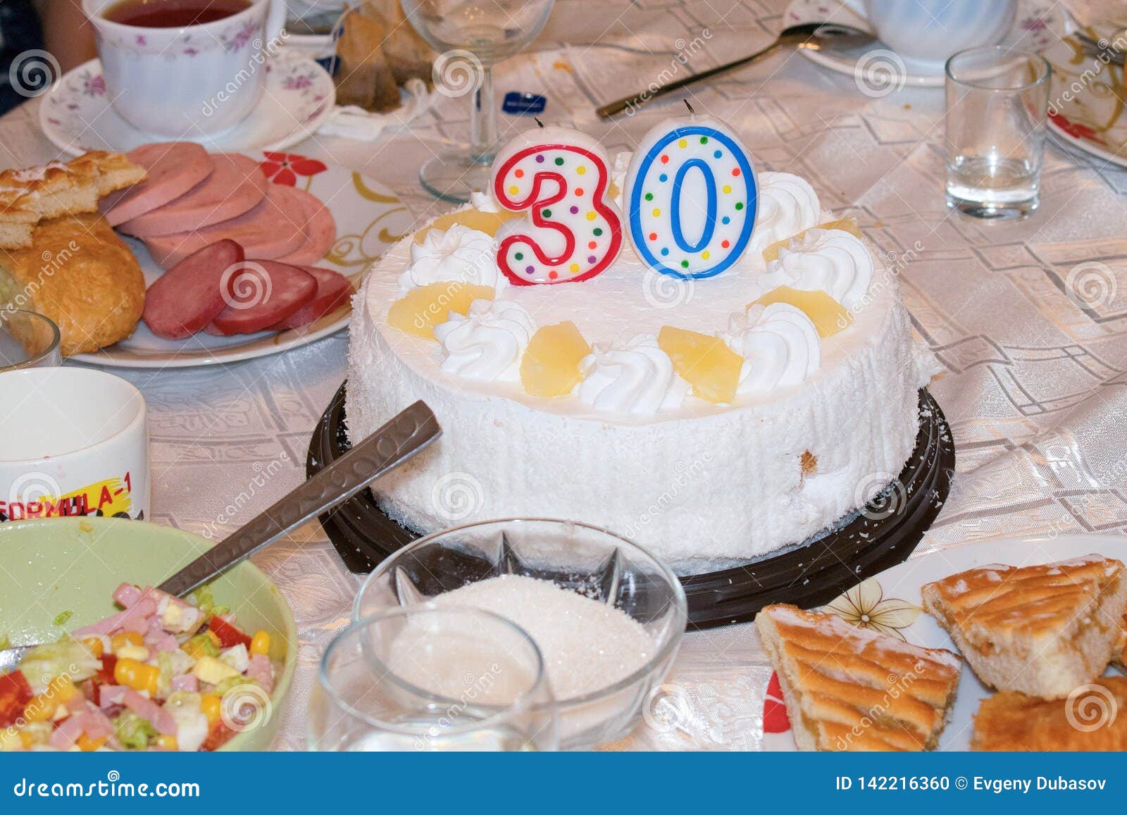 Celebración Del Cumpleaños 30 Años Con La Tarta De Crema De La Ensalada De  La Salchicha De La Torta En La Tabla Foto de archivo - Imagen de postre,  fresco: 142216360