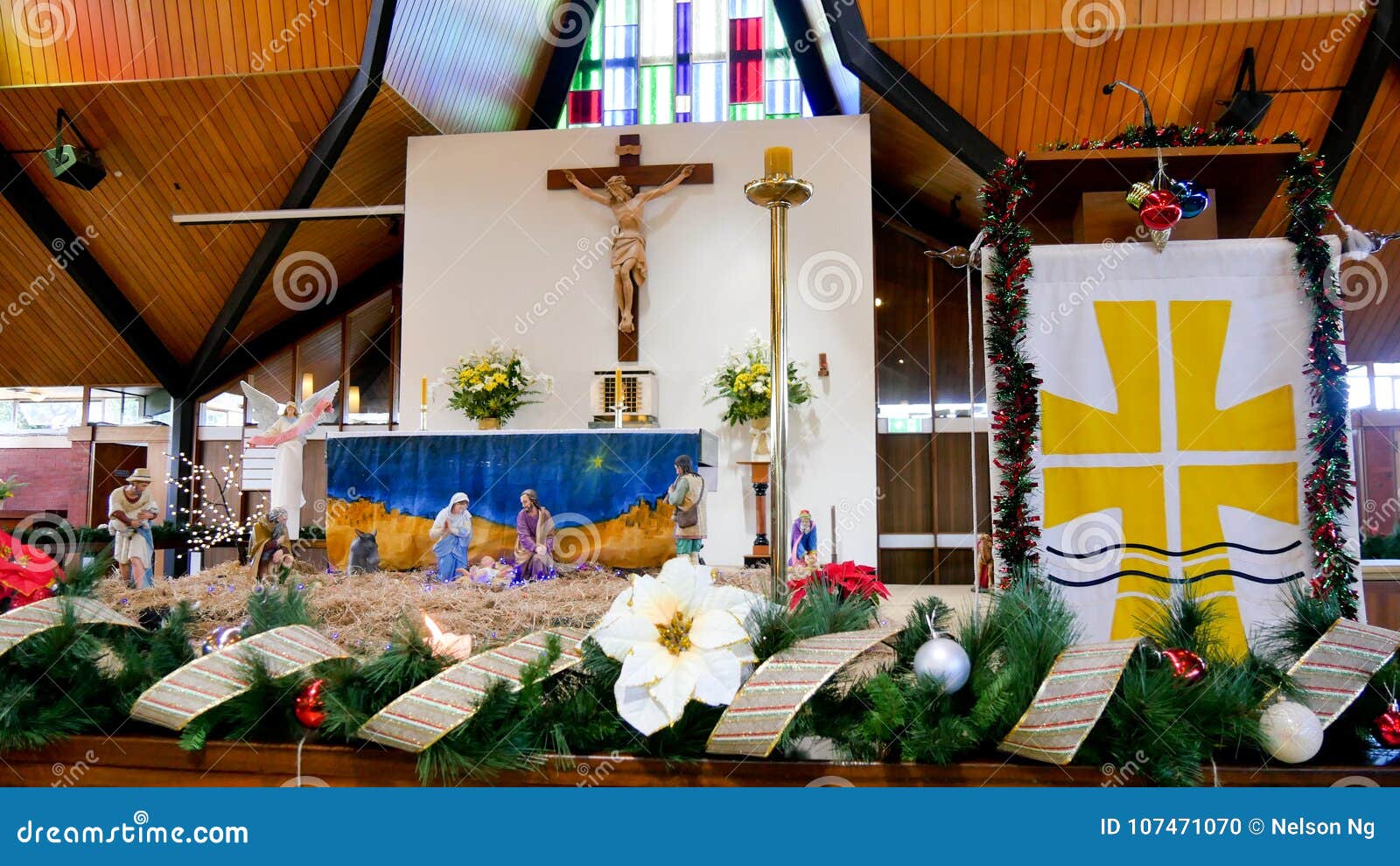 Celebración Y Decoración De La Navidad En Una Iglesia Imagen editorial -  Imagen de cristianismo, cristo: 107471070