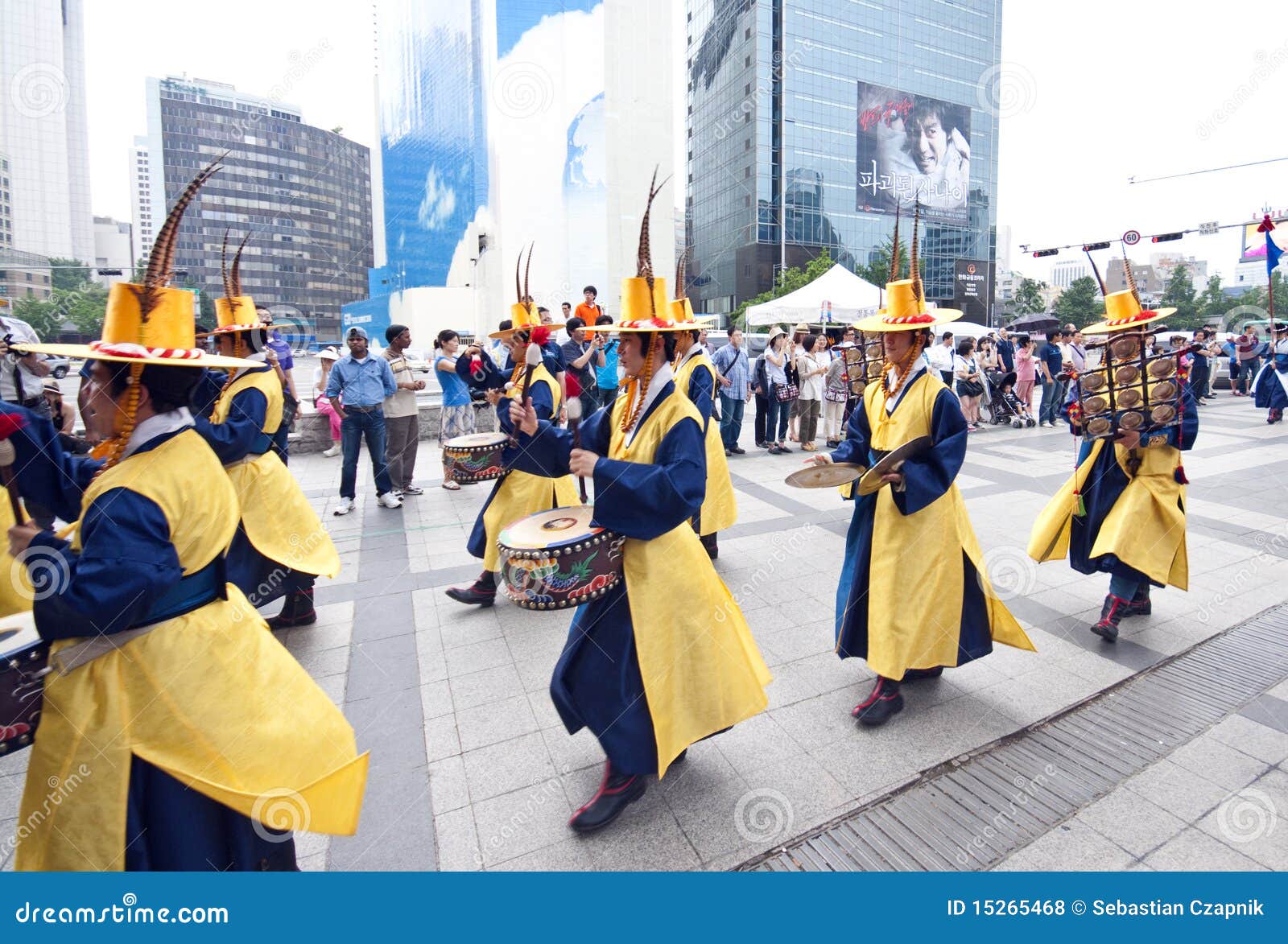 Celebraciones populares en Seul. Domingos en Seul, el Sur Corea. Muchos acontecimientos se llevan a cabo en las calles, presentando historia coreana a los turistas. Éste ocurre cerca de la plaza de Seul, en el palacio de Deoksugung.