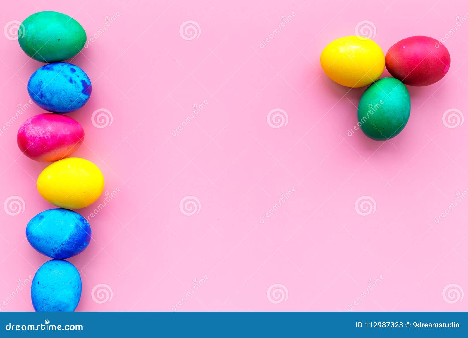 Celebración de Pascua con los huevos coloridos Mofa rosada de la opinión superior del fondo del escritorio para arriba