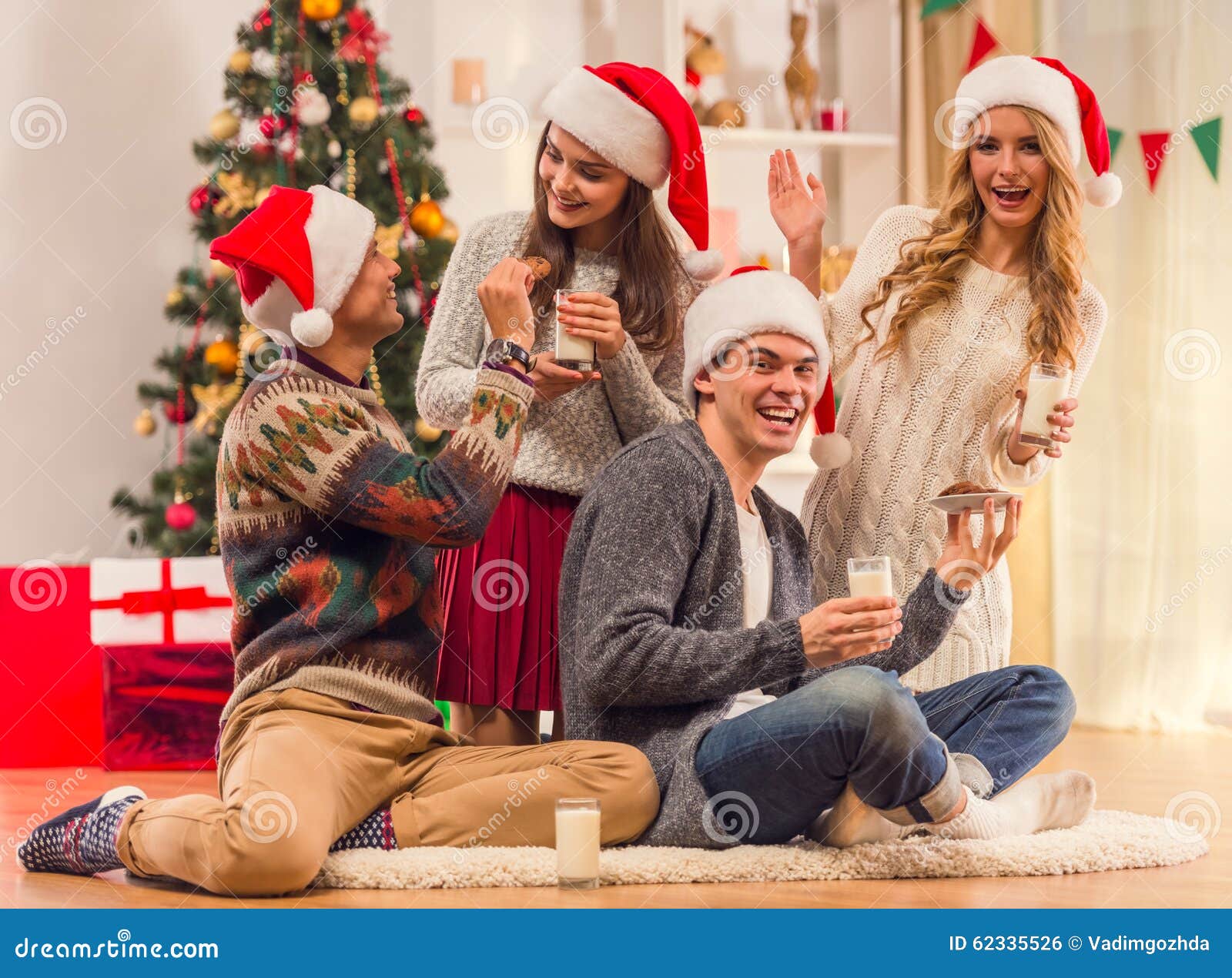 Buon Natale Dai Ragazzi Di Amici.Celebrazione Di Buon Natale Fotografia Stock Immagine Di Pranzo Cappello 62335526