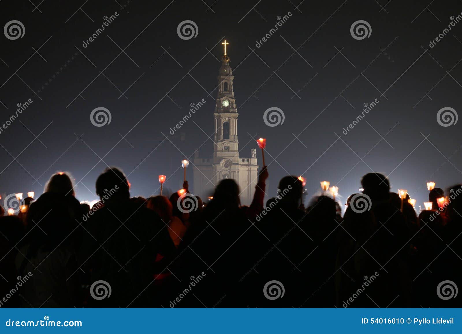 Celebrazioni religiose del 13 maggio 2015 nel santuario di Fatima - il Portogallo con la gente con le candele