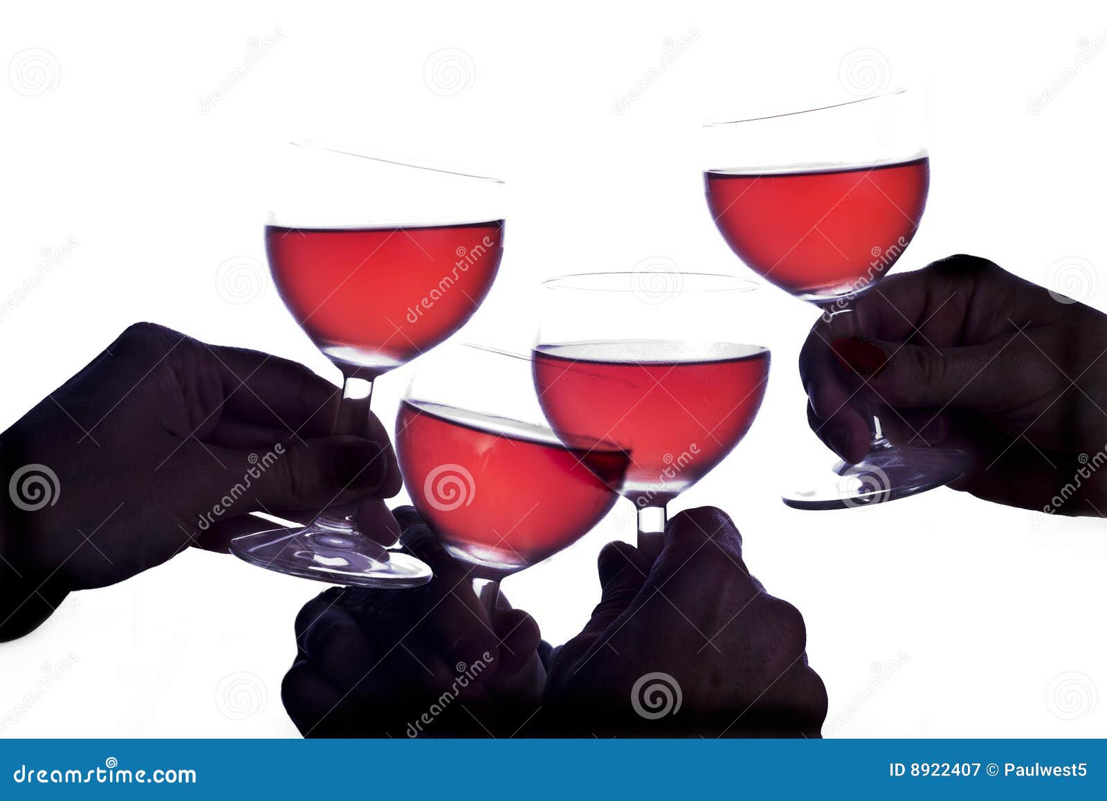 Celebração e vinho. As mãos de Silhoutted com vidros levantaram em um brinde/celebração