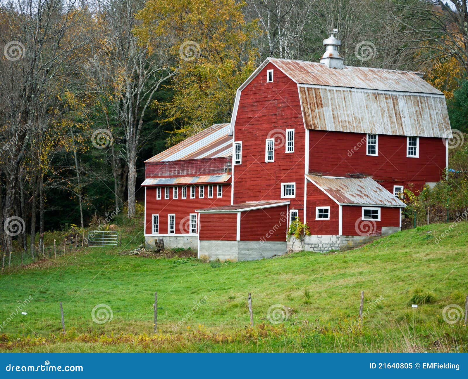 Celeiro vermelho, Vermont. Um celeiro vermelho grande no estado de Vermont rural