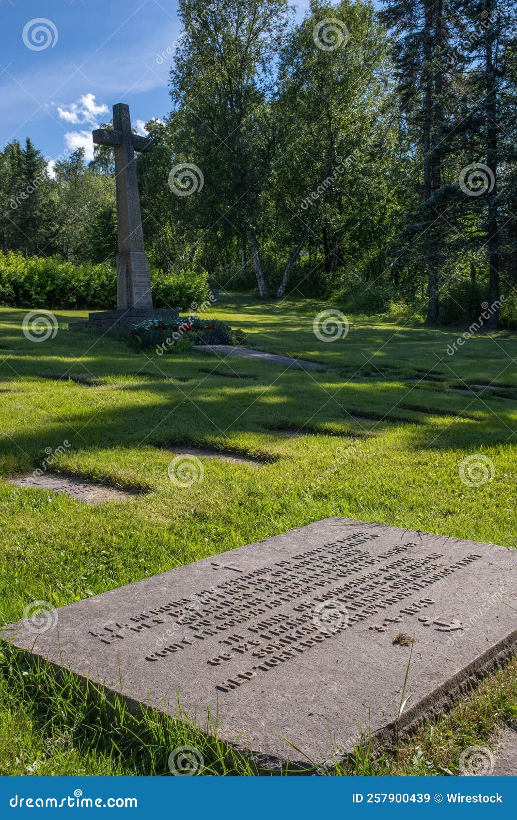 Cementerio De Narvik. Mancomunidad Francesa Y Cementerio Militar Noruego. Segunda  Guerra Mundial Imagen de archivo editorial - Imagen de cementerio, muerto:  257900439