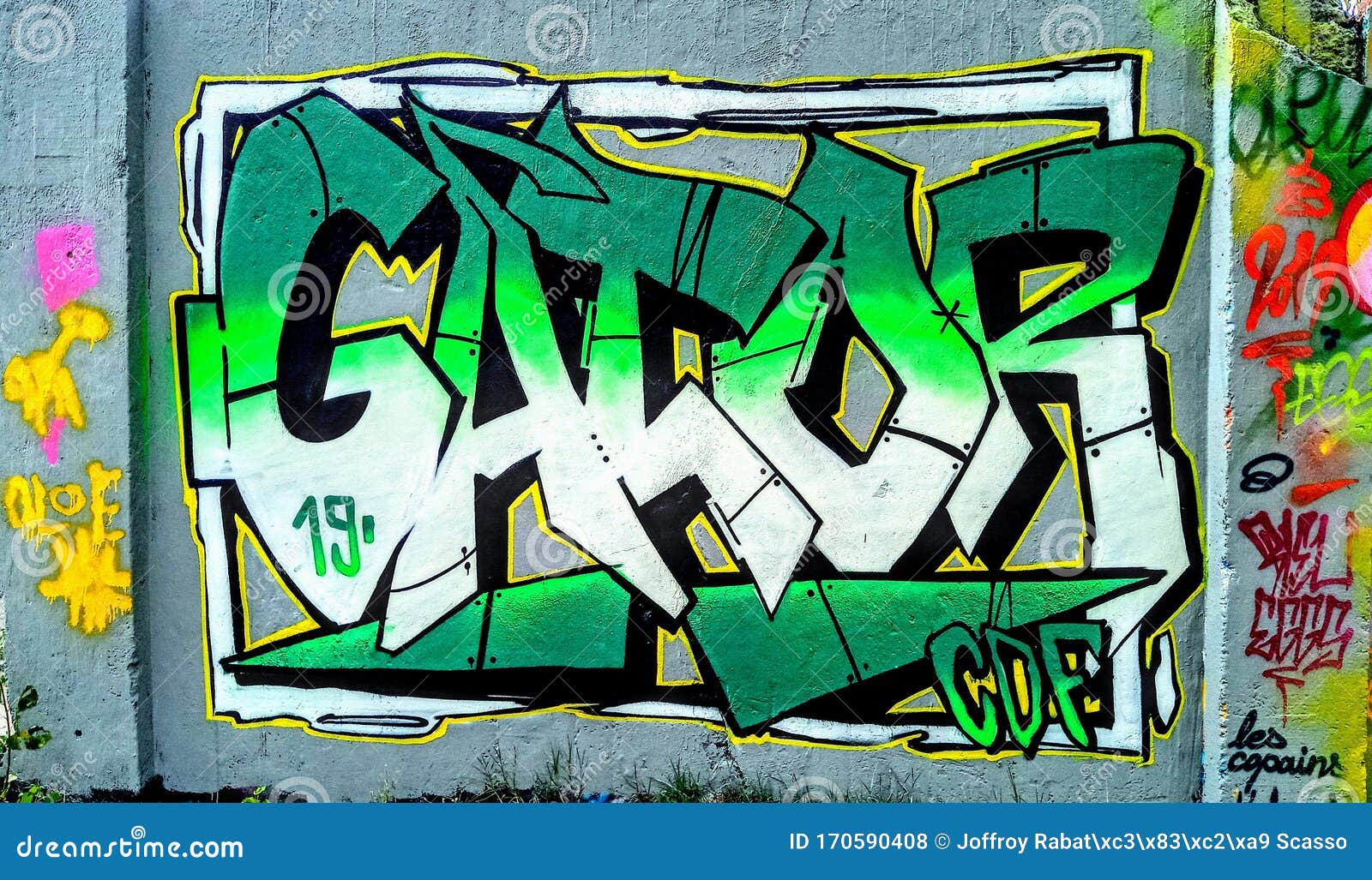 Cemento Blanco De La Pared De Graffiti Verde Foto de archivo editorial ...