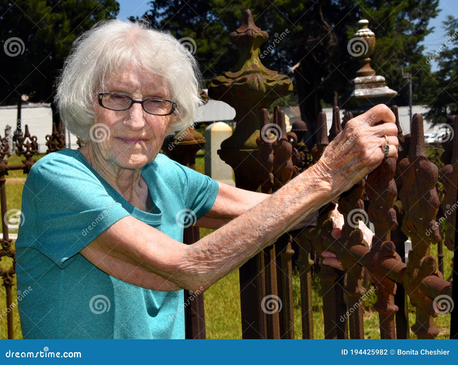 946,100+ Old Lady Stock Photos, Pictures & Royalty-Free Images - iStock