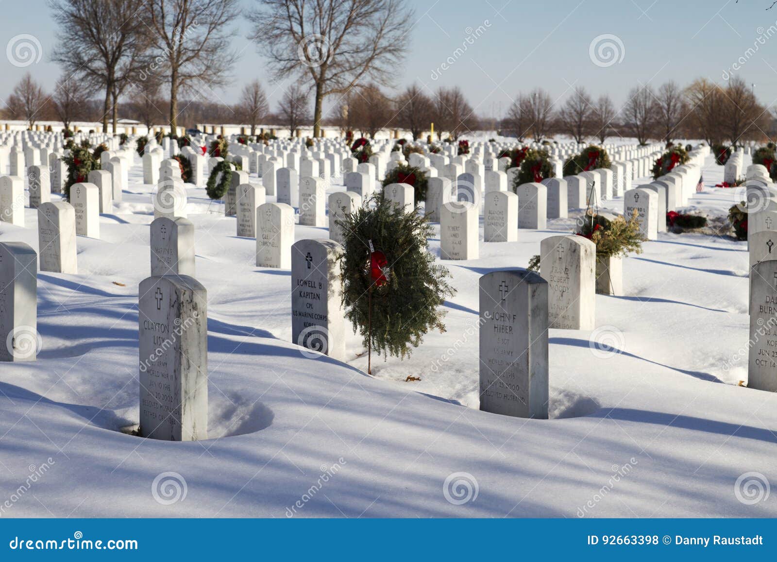 Cemitério militar memorável nacional. Gravesites de homens e de veteranos americanos caídos das mulheres para Memorial Day no cemitério memorável nacional em Minneapolis, Minnesota Alguns decorados com grinaldas do Natal