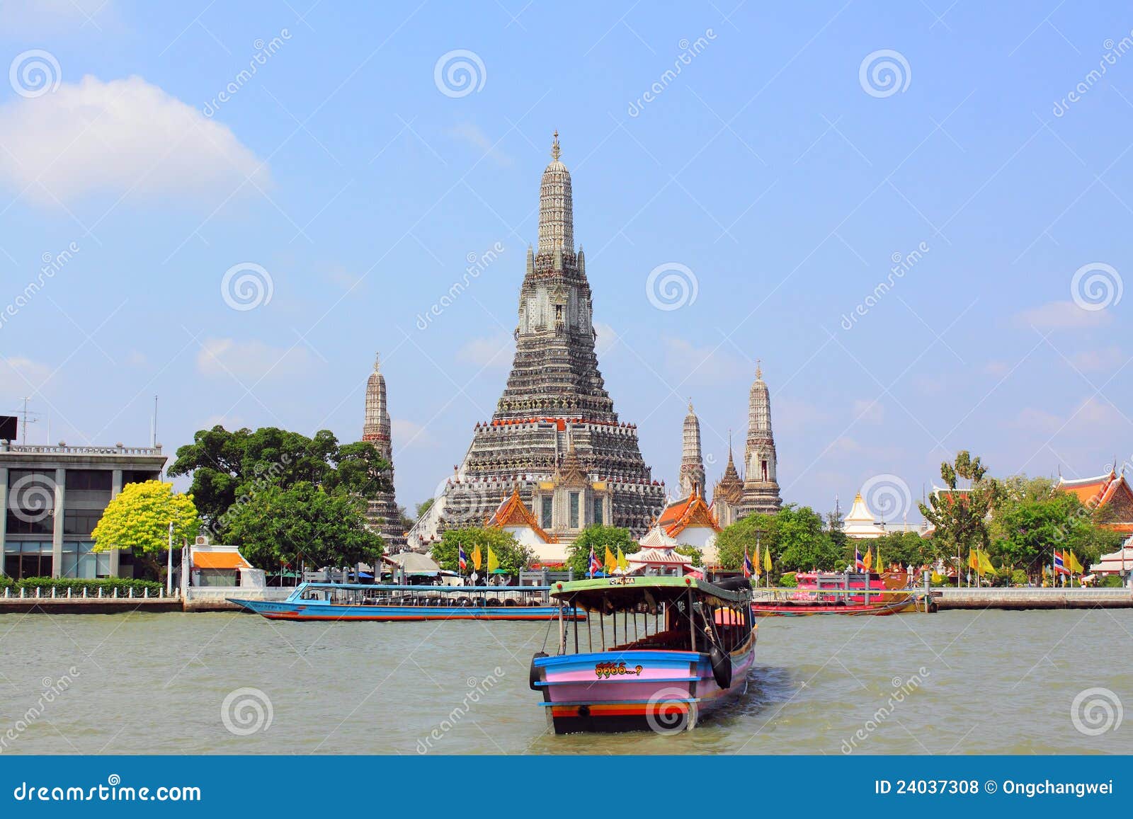 Cena do beira-rio de Banguecoque e Wat Arun. Chao Praya River em Banguecoque Tailândia e em Wat Arun e barco