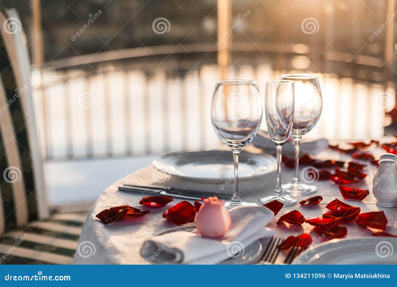Immagini Stock - Cena Romantica Di San Valentino Con Bicchieri Di