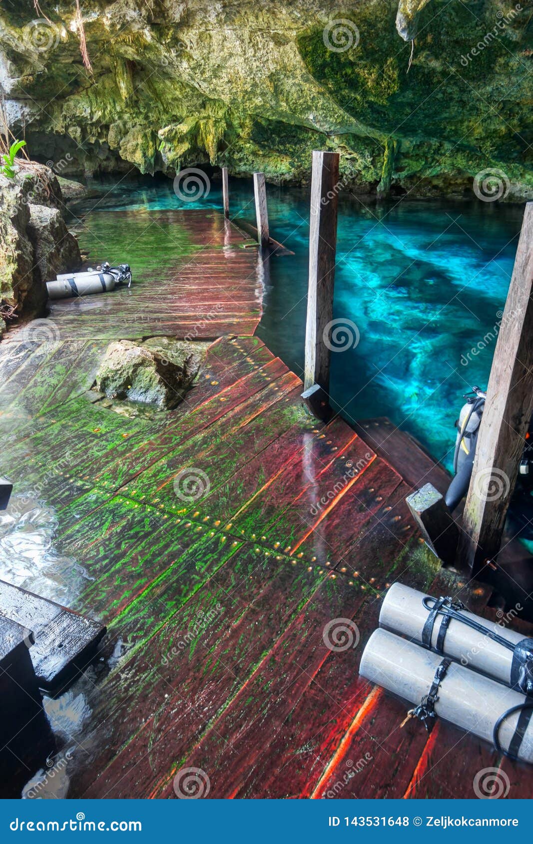 Cenote Dos Ojos Tulum墨西哥木楼梯洞潜水装瓶地下洞库存照片 图片包括有