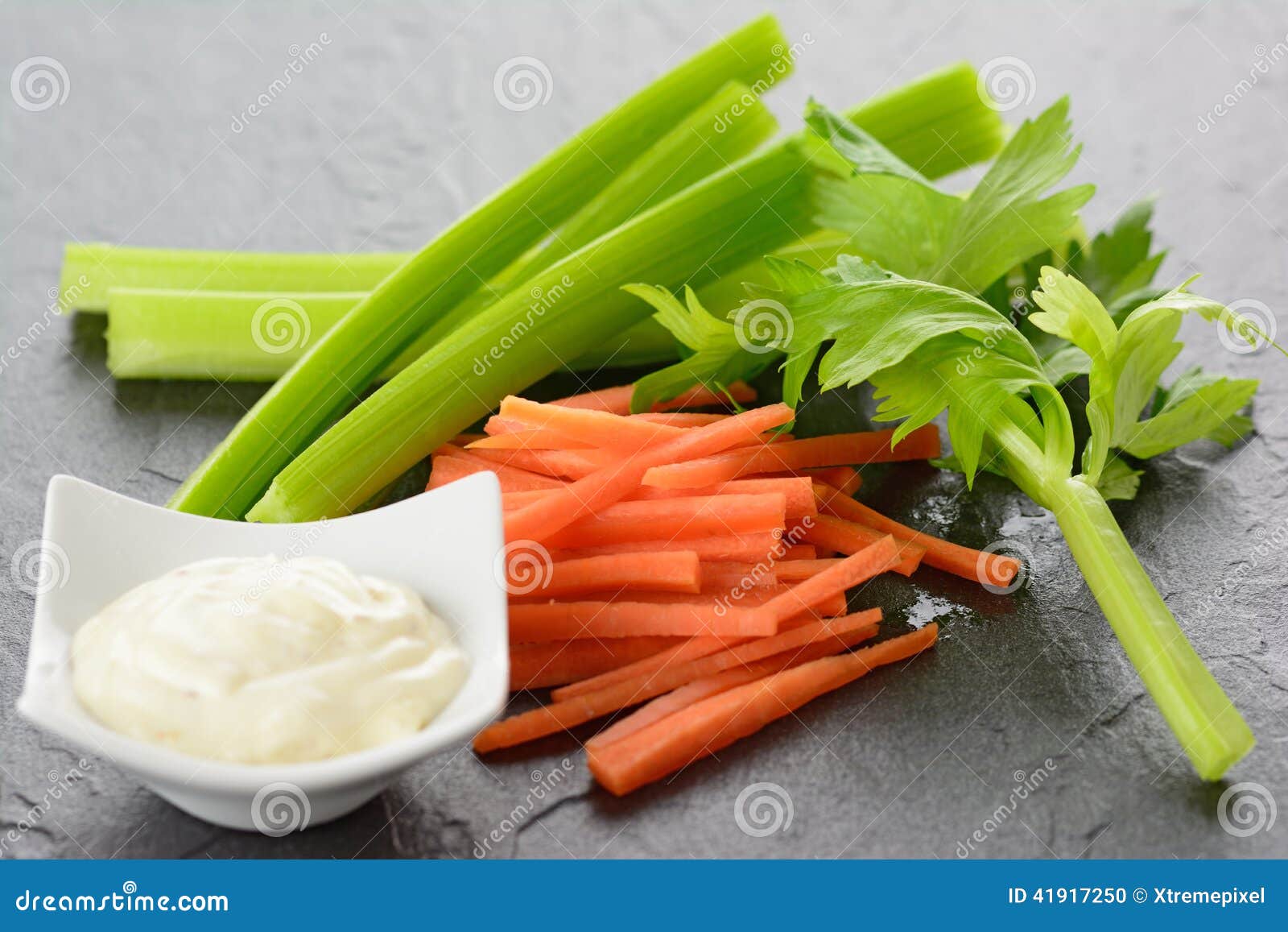 Cenouras do Julienne com aipo cortado. Cenouras frescas do julienne com aipo cortado e um mergulho cremoso