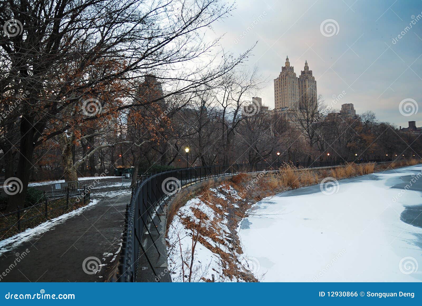 Central Park en invierno, New York City, con el lago y el camino helados