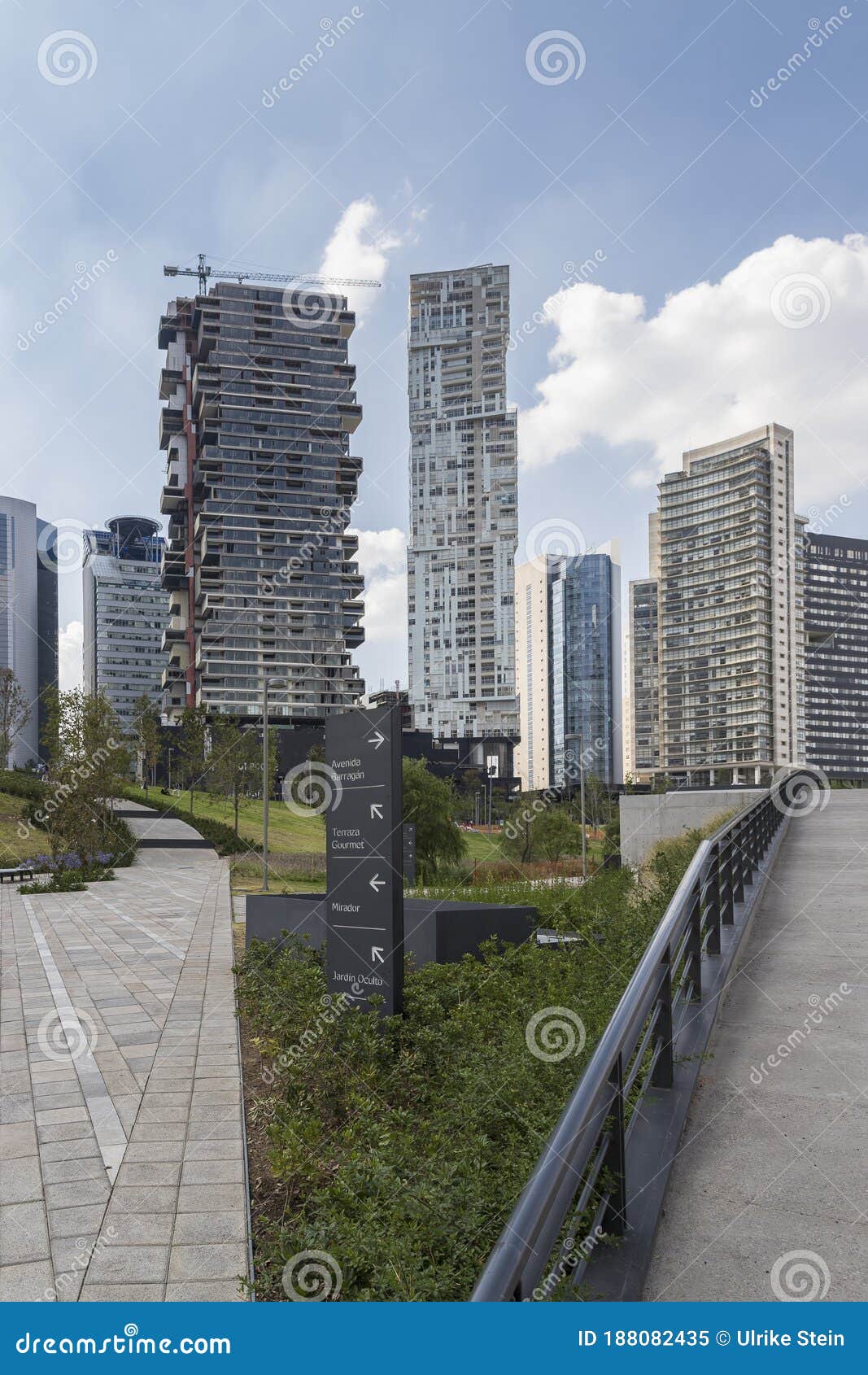 central walking path of la mexicana urban park