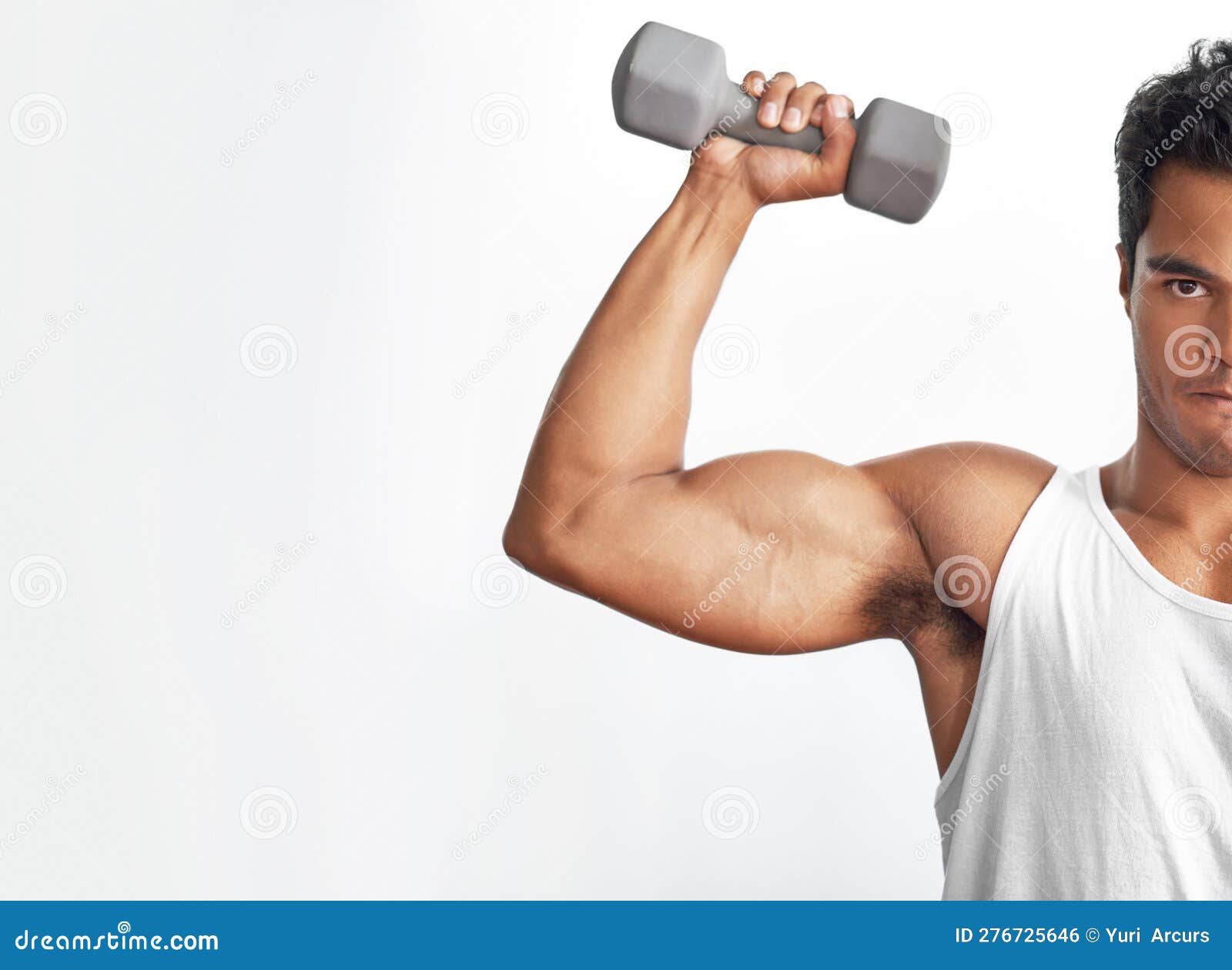 Hombre musculoso posando en el gimnasio con una toalla sobre los hombros.  concepto de fitness.