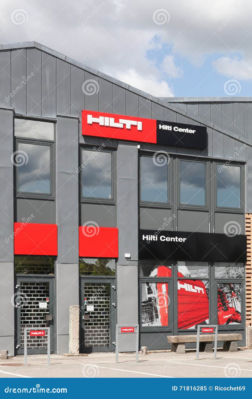 Centre de magasin de Hilti image éditorial. Image du signe 71816285