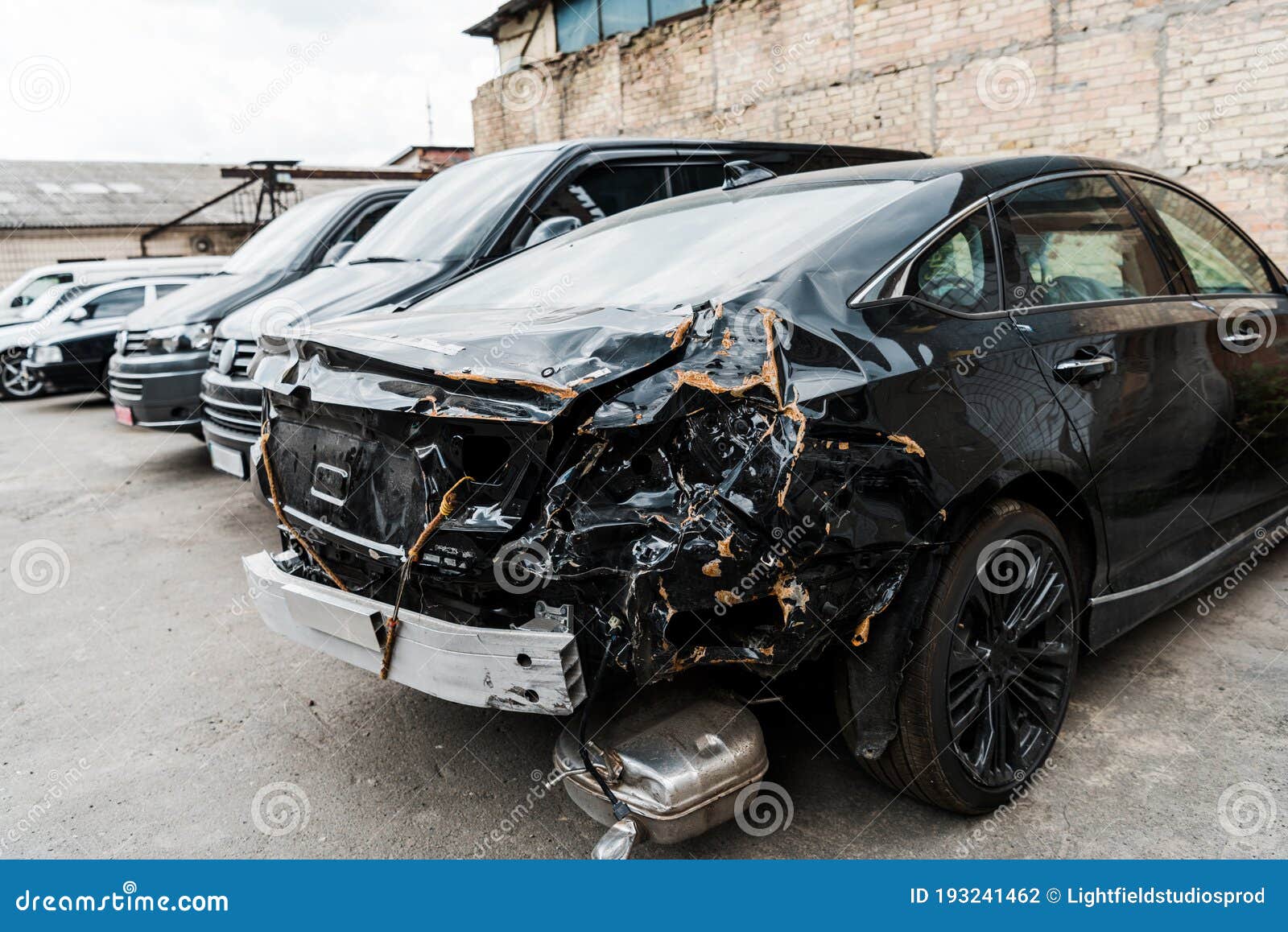 Centre De Véhicule Noir Endommagé Après L'accident De Voiture Près  D'automobiles Modernes Photo stock - Image du danger, extérieur: 193241462