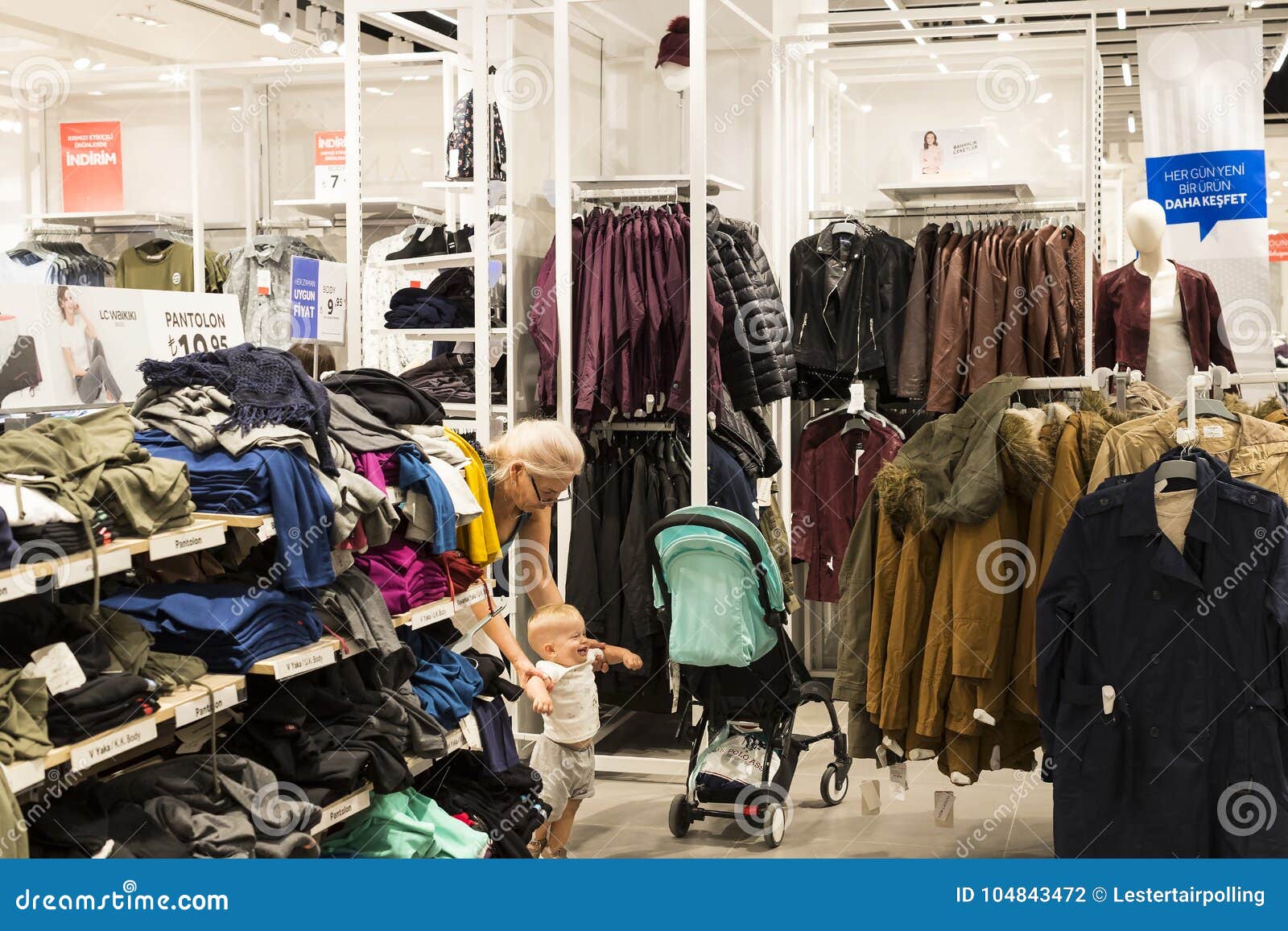 Centro Comercial En La Ciudad, La Tienda De Ropa Para Los Niños Y Los  Adultos LC Waikiki Fotografía editorial - Imagen de ropa, parque: 104843472