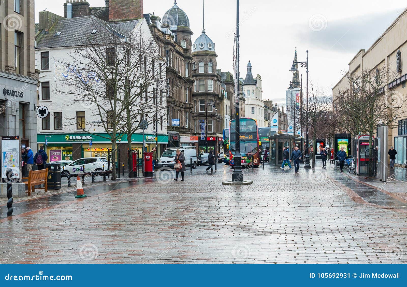Centro De Ciudad De Dundee Con La Gente Que Hace Sus Compras De La