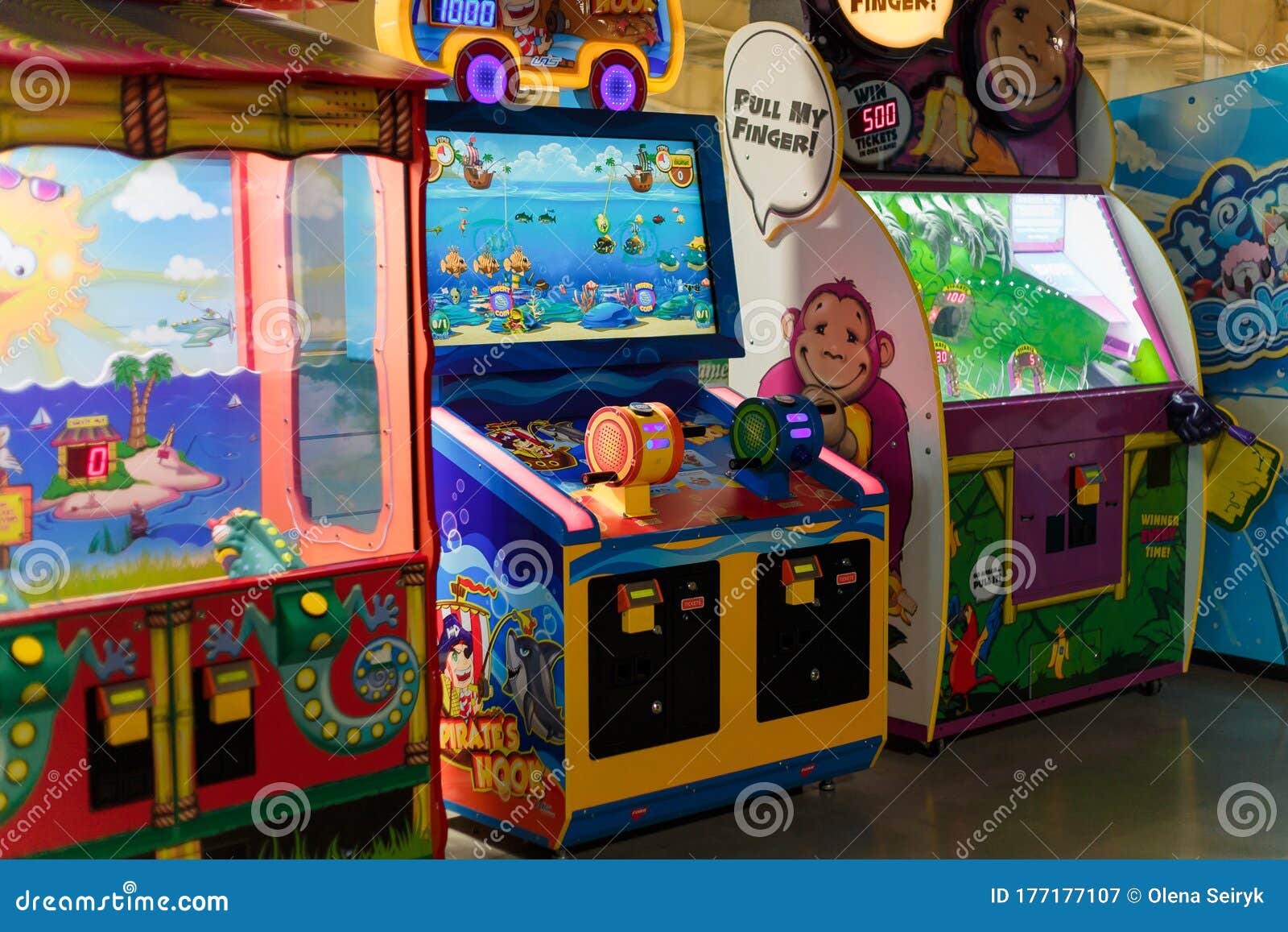 Centro De Juegos Para Niños Con Diferentes Actividades Máquinas Y Atracciones. Concepto De Entretenimiento Fotografía - Imagen de hospitalidad, parque: 177177107