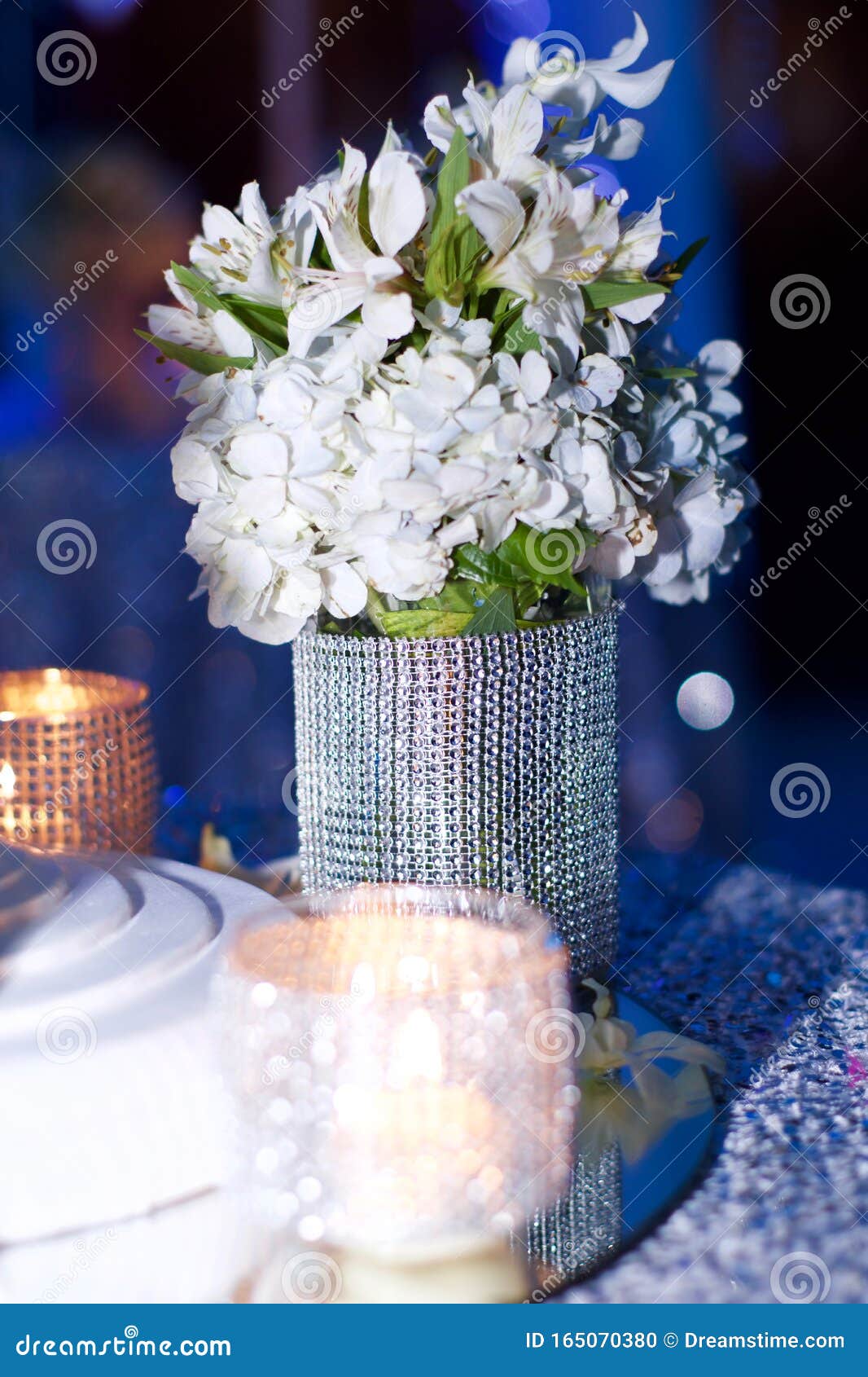 centro de mesa con velas y flores