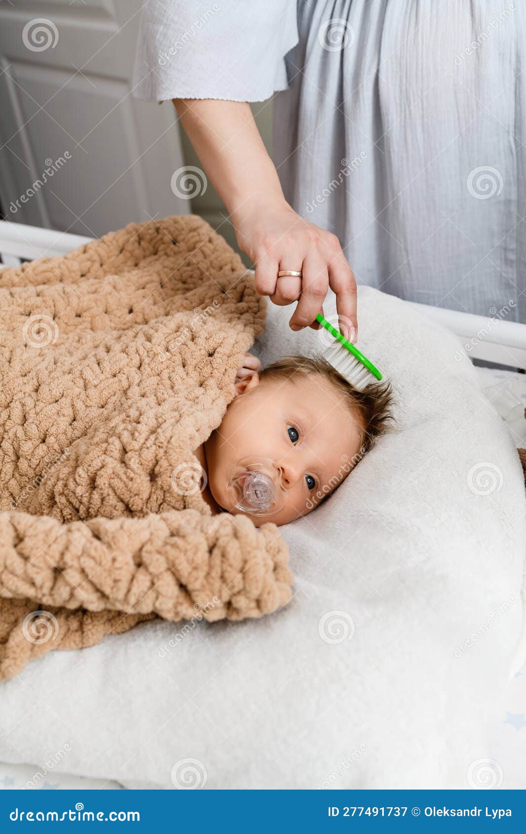 Cepillo De Mano Madre Recién Nacido Pelo De Bebé Imagen de archivo - Imagen  de bebé, limpio: 277491737