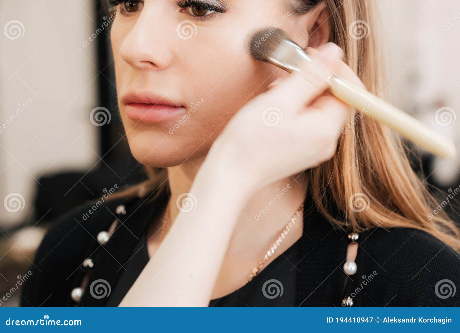 Cepillo De Pólvora En La Mano De Un Artista De Maquillaje Cerca De Un Rostro De Mujer En Un Salón De Belleza Profesional Imagen de archivo - Imagen de cepillo, muchacha: 194410947 Cepillo De Pólvora En La Mano De Un Artista De Maquillaje Cerca De Un Rostro De Mujer En Un Salón De Belleza Profesional Imagen de archivo - Imagen de cepillo, muchacha: 194410947