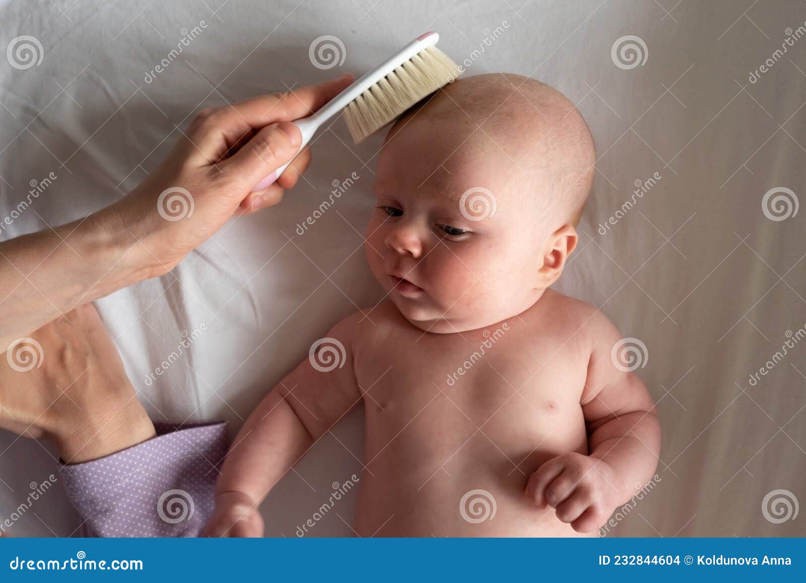 Cepillo De Pelo Y Cuidado Del Bebé. Peinado De Madre Para Recién Nacidos  Foto de archivo - Imagen de amor, brazo: 232844604