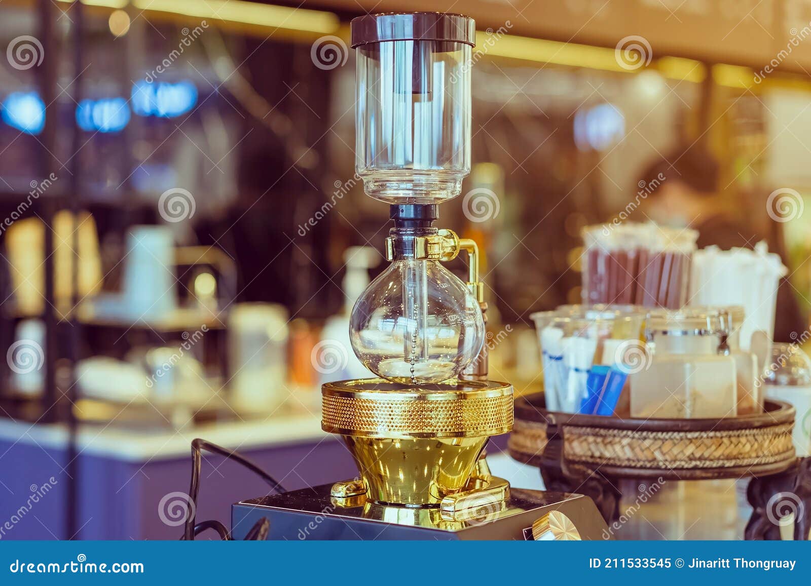 https://thumbs.dreamstime.com/z/cerca-de-barista-hacer-caf%C3%A9-con-la-olla-vac%C3%ADo-sif%C3%B3n-cerveza-cafetera-bebida-utilizando-dos-c%C3%A1maras-donde-usando-presi%C3%B3n-vapor-211533545.jpg