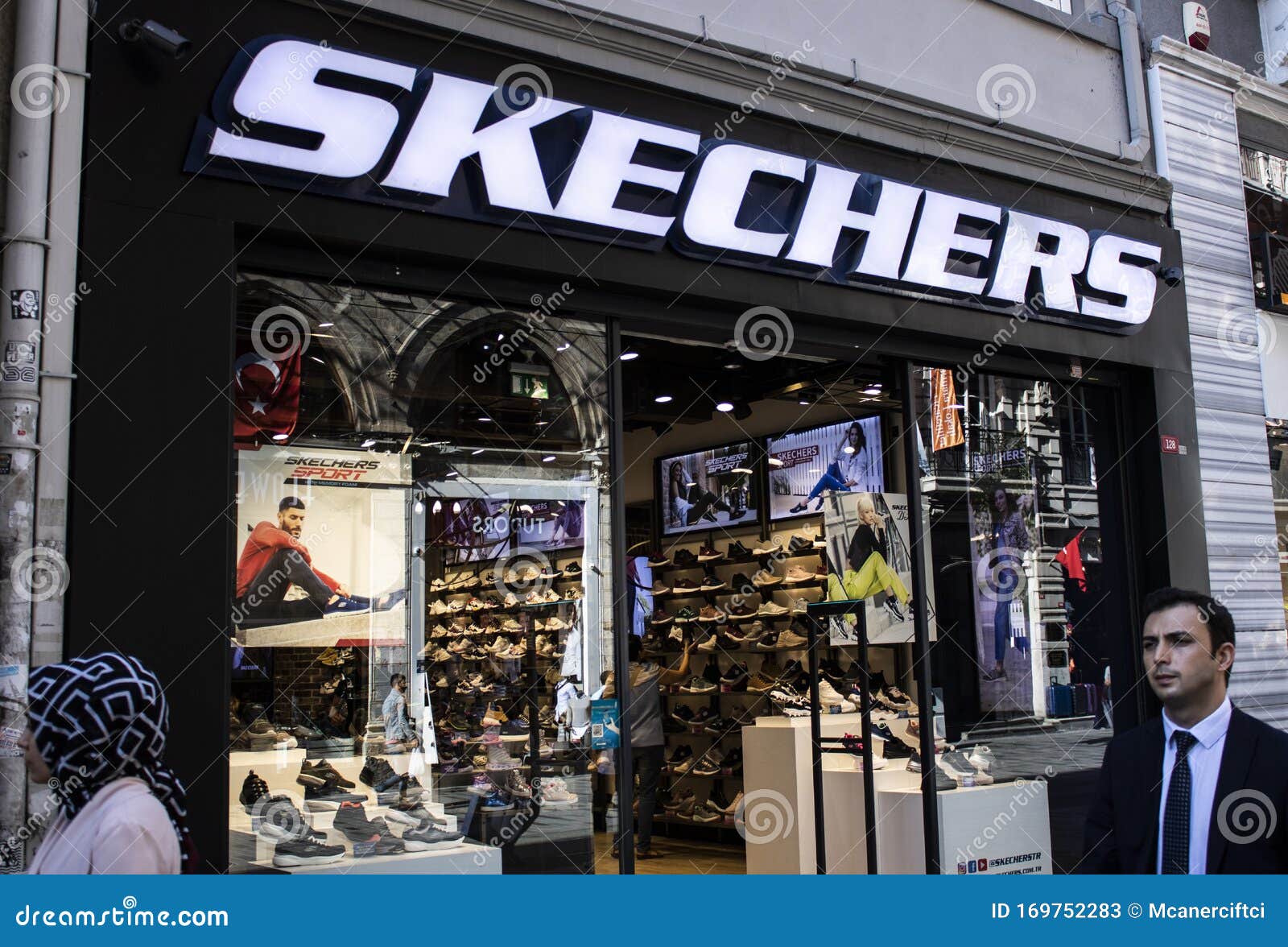 Cerca De La Sucursal De Skechers En La Avenida Istiklal En La Foto Tomada En La Noche Foto de archivo editorial - Imagen de edificio, zapato: 169752283