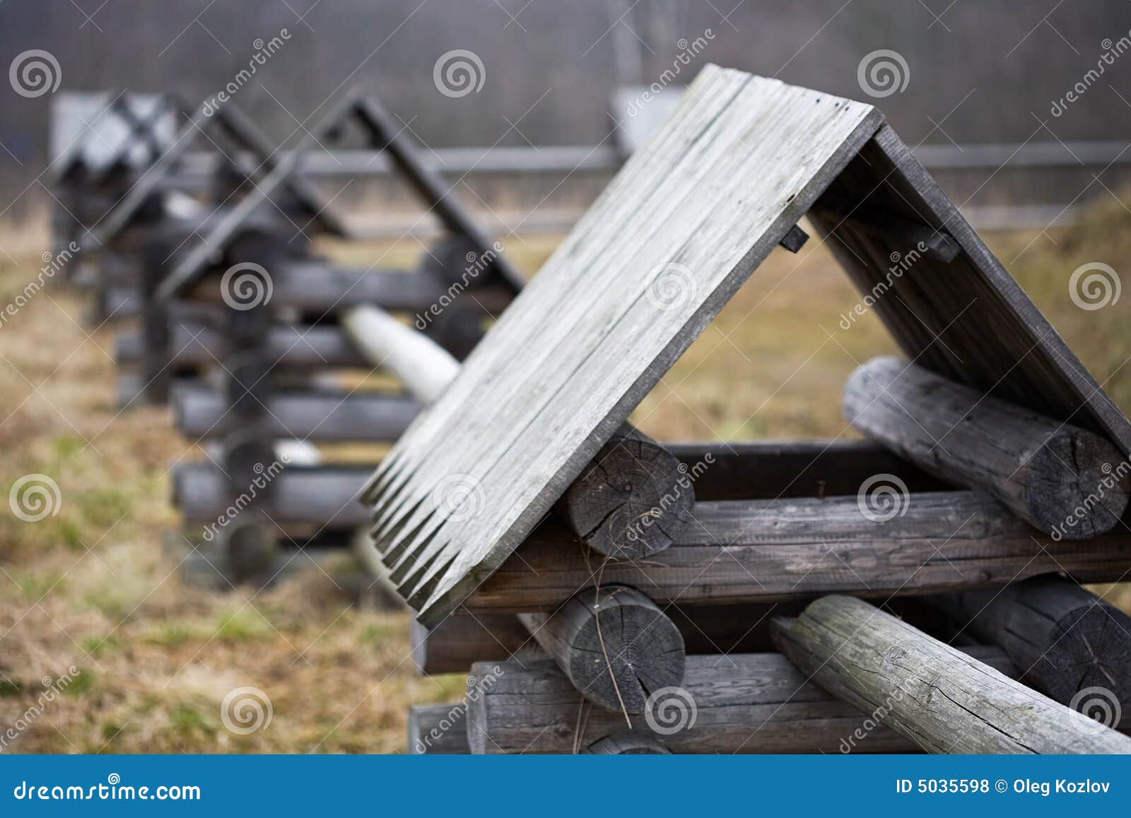 Cerca de madera. Cerca de la aldea hecha de registros de madera con las pequeñas torretas en el estilo ruso