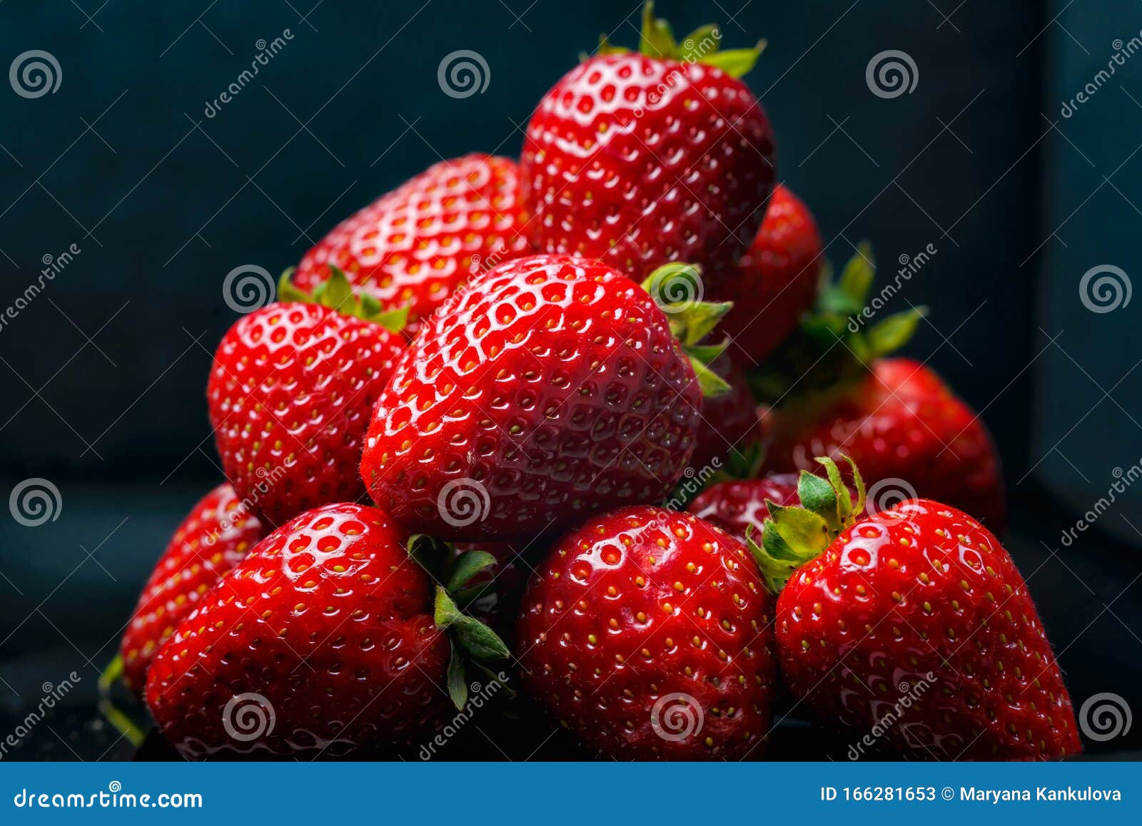 https://thumbs.dreamstime.com/z/cerco-de-fresa-imagen-en-macro-fresas-frescas-sobre-fondo-oscuro-166281653.jpg