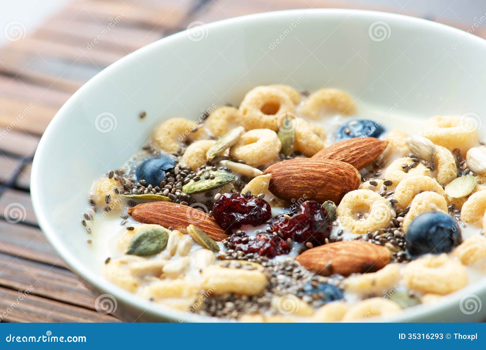 Cereal De Desayuno Con Chia Seed Imagen de archivo Imagen de cubo, soja 35316293