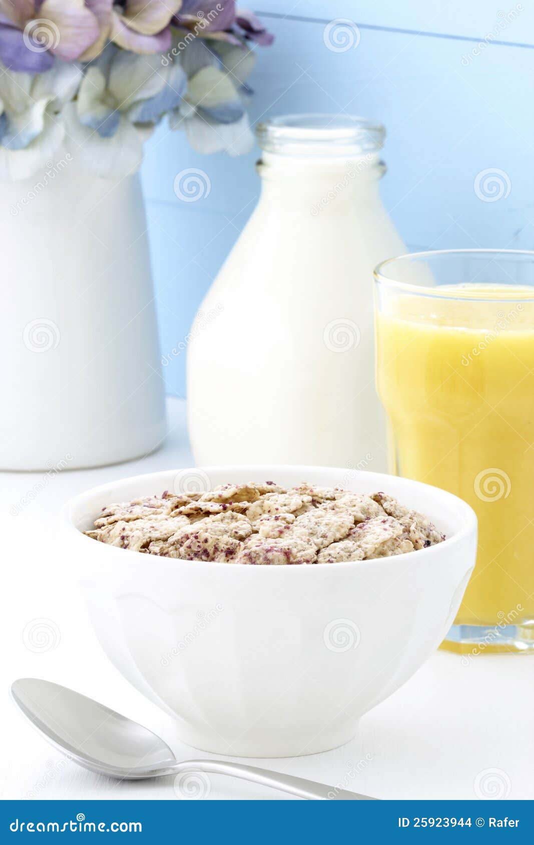 Cereal delicioso y sano de las bayas. Cereal de desayuno delicioso y sano con el zumo de naranja