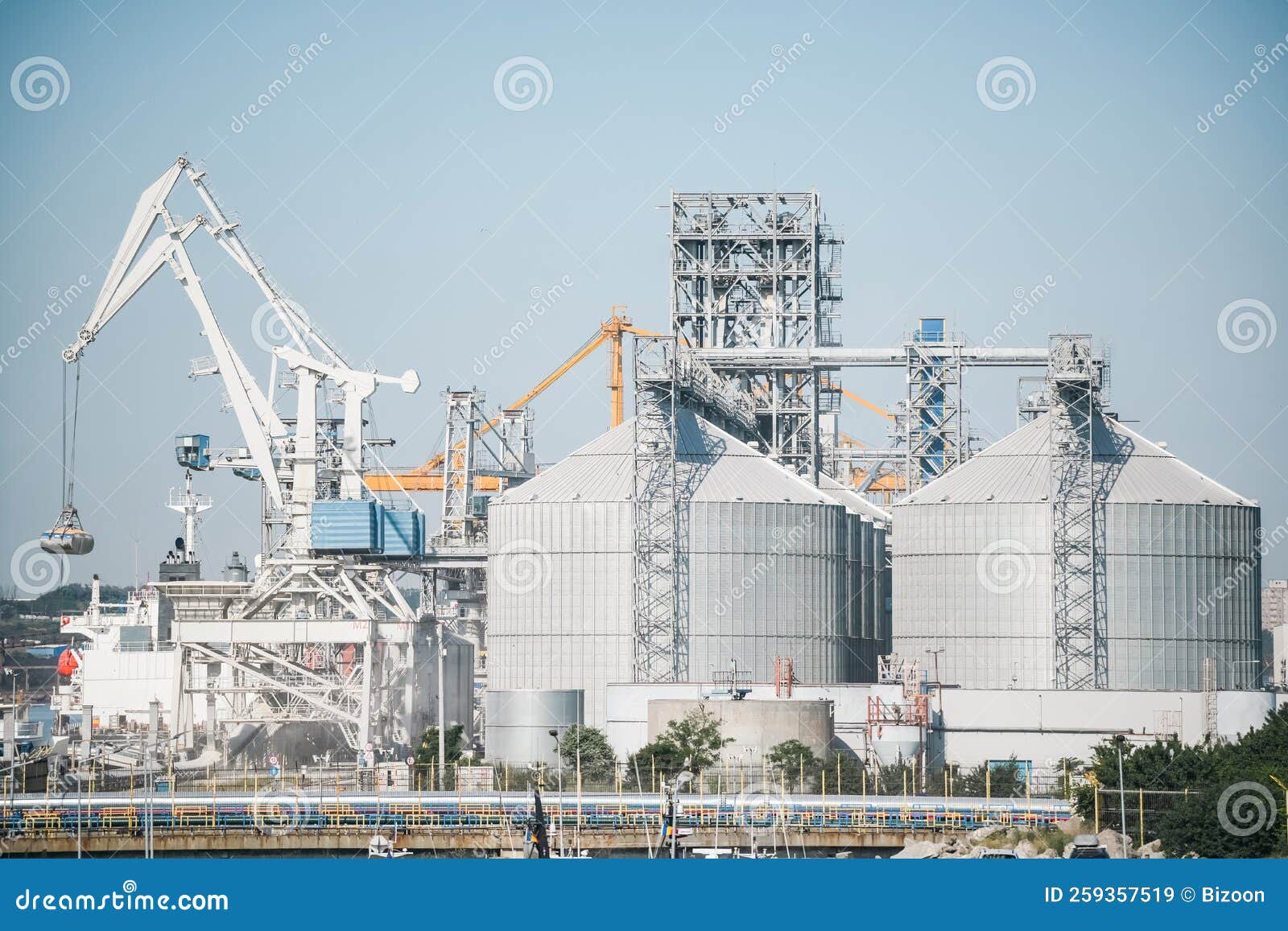 Cereal warehouse in a port stock image. Image of barn 259357519