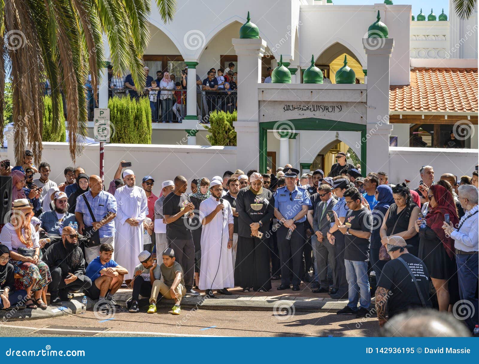 Ceremonia conmemorativa de Perth a Christchurch. Perth pays tribute at a memorial service to the victims of the Christchurch shootings; with a New Zealand Haka, Aboriginal welcome, a minute of silence, and prayers.Thousands attended the tribute, with a visit to the Mosque after the service. This Mosque, located in Perth, Western Australia is the oldest mosque in Perth. The mosque was designed and built between 1905 and 1906.