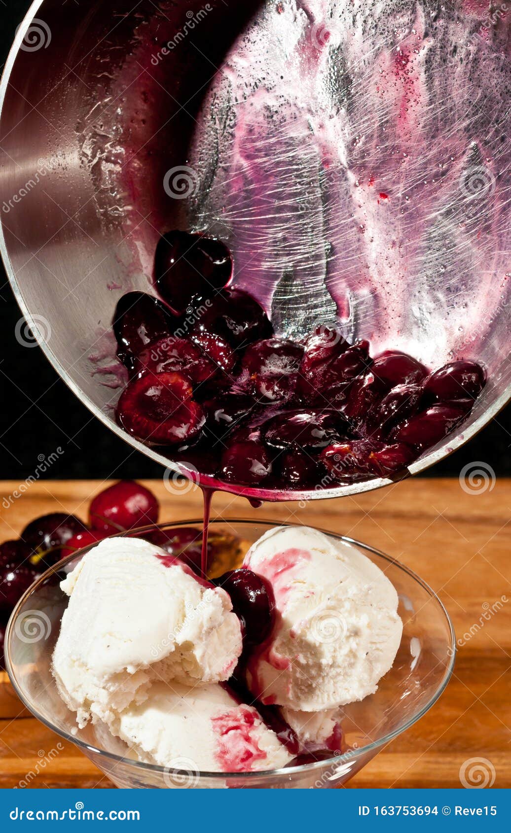 Cerezas Sumergidas Y Jarabe Picando Sobre Un Bol De Helado De Vainilla Foto  de archivo - Imagen de goteo, cierre: 163753694