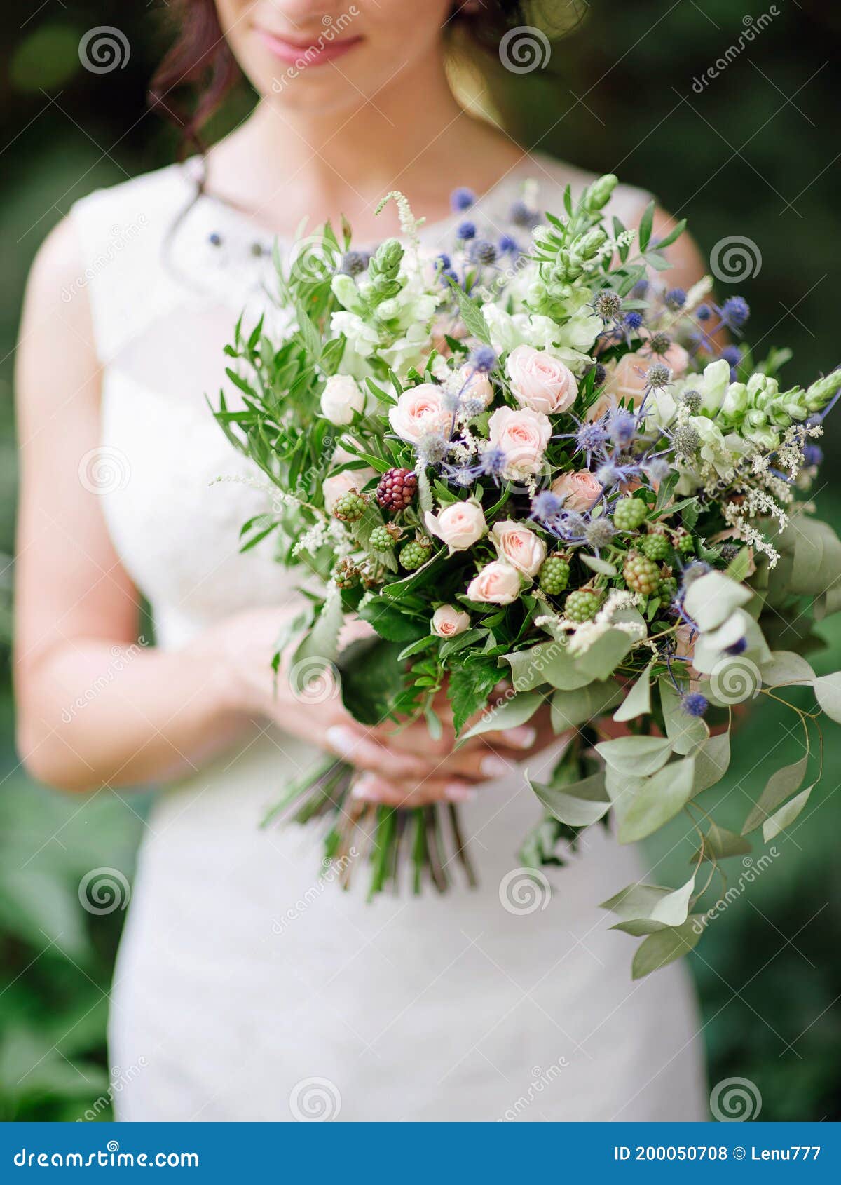 Cerimônia De Casamento. Uma Jovem Noiva Tem Um Buquê De Casamento Enorme  Com Flores De Carníz Azul Em Folhas De Eucalipto Foto de Stock - Imagem de  marrom, flor: 200050708