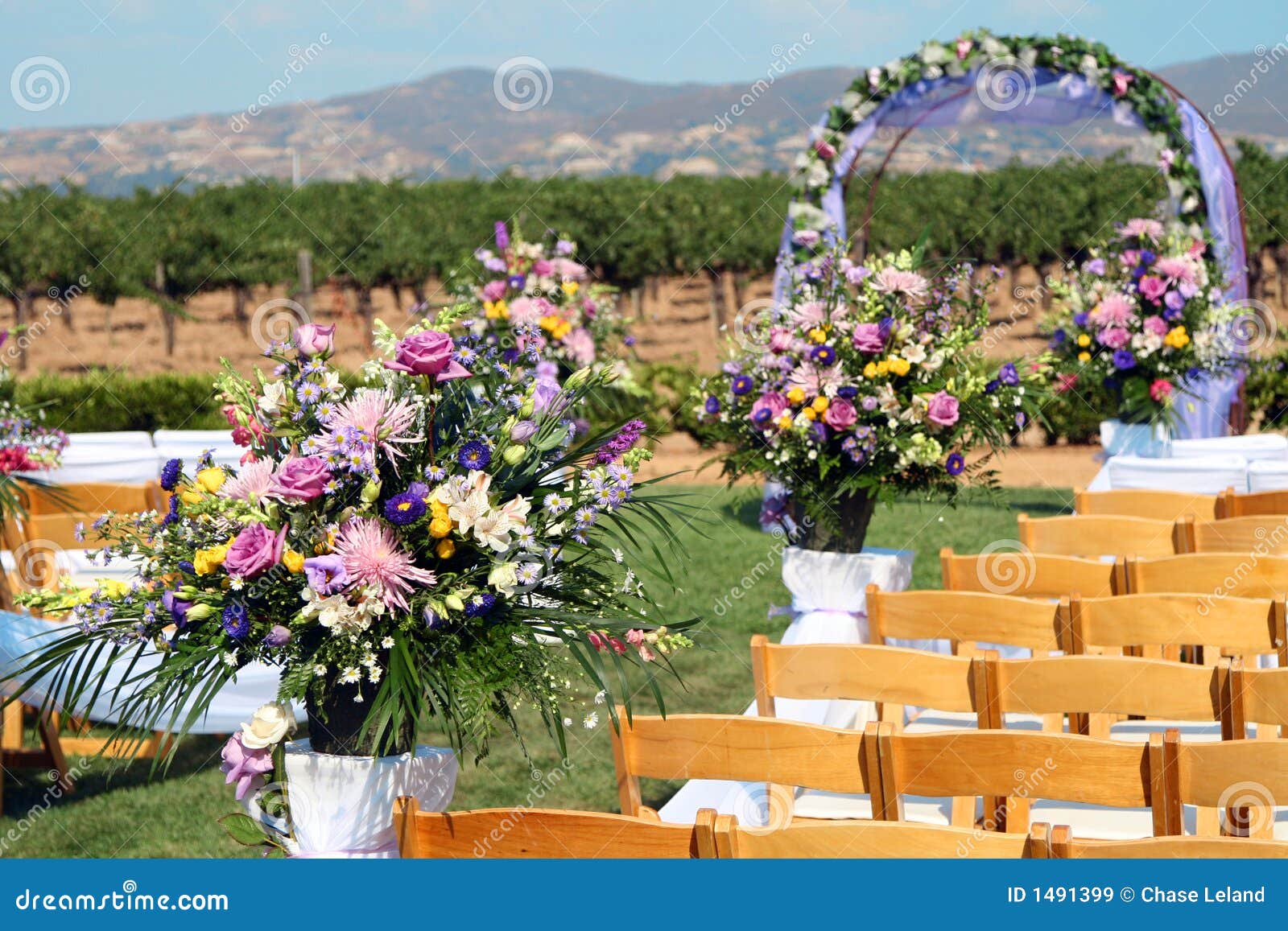 Cerimonia di cerimonia nuziale. Vista astratta dei fiori ed impostazione ad una cerimonia nuziale