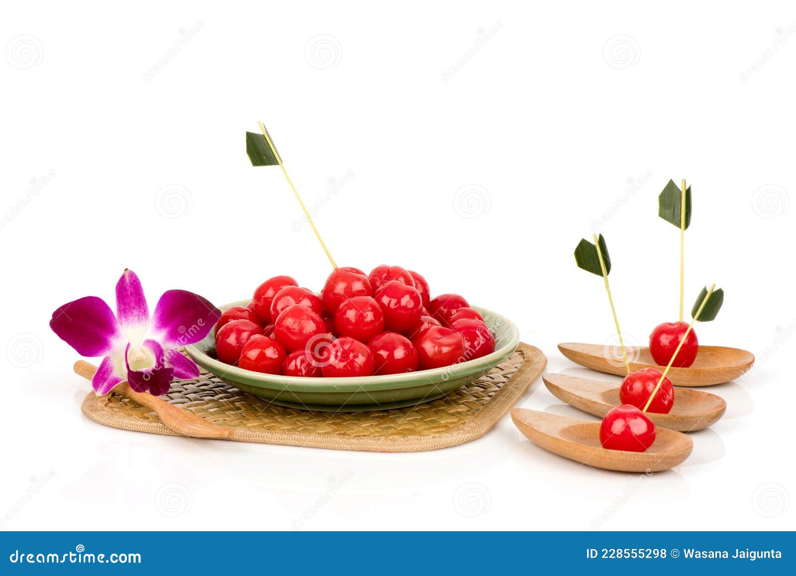 Cerises Confites Isolées Sur La Surface Blanche Photo stock - Image du  dessert, conservation: 228555298