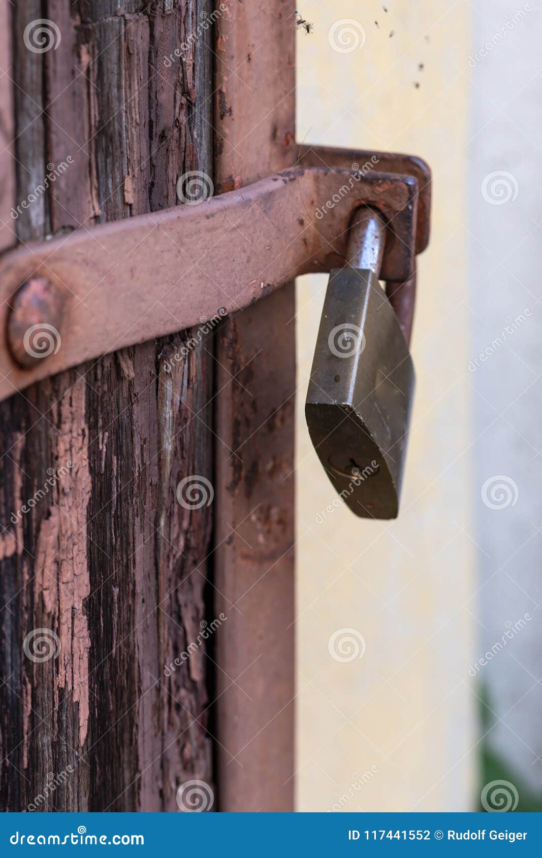 Cerradura De Seguridad En Una Barra De La Puerta Del Vintage Foto