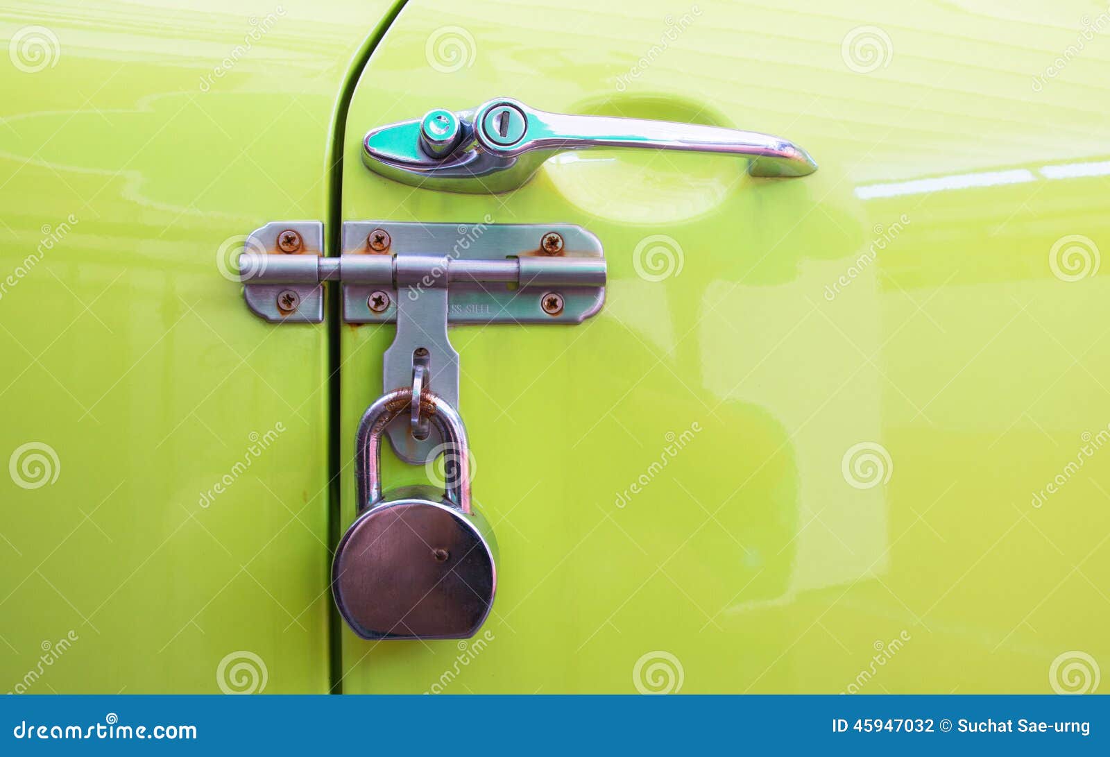 cerradura-del-metal-del-color-del-tirador-de-puerta-del-coche-candado-de-la-protecci%C3%B3n-de-seguridad-45947032.jpg