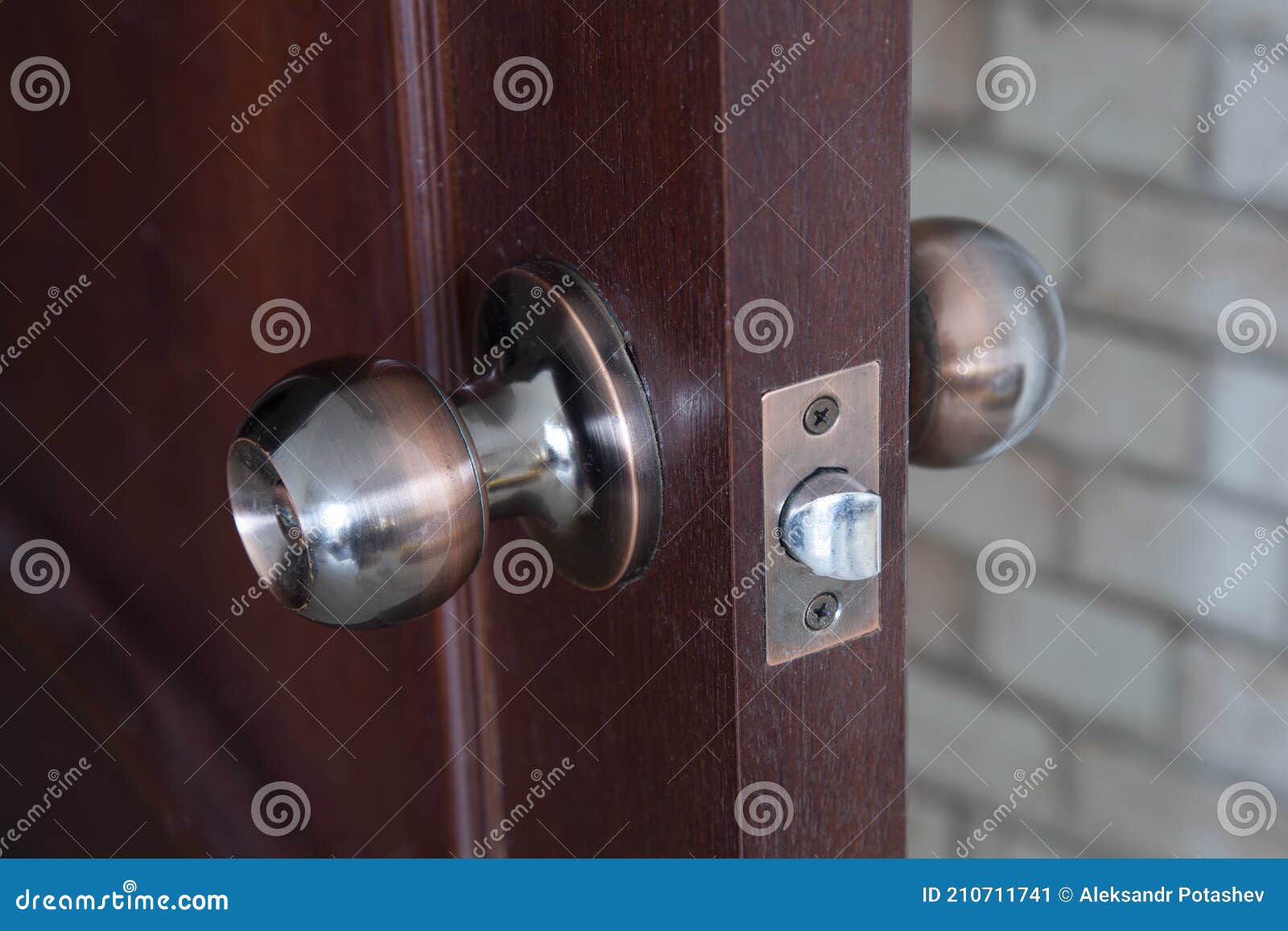 Cerraduras Para Puertas Interiores. Instalación De Puertas Y Cerraduras  Imagen de archivo - Imagen de apuesto, apartamento: 210711741